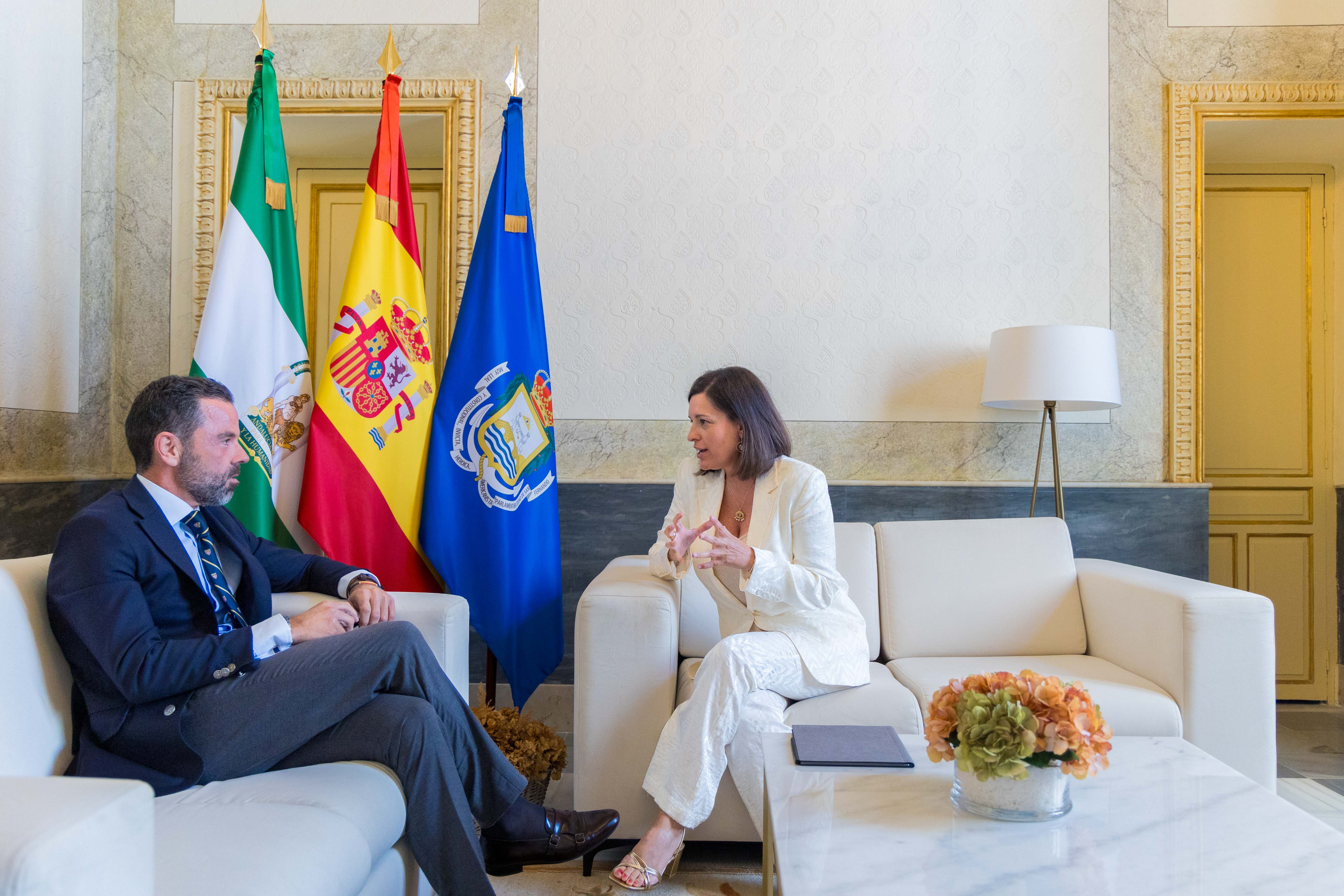 Álvaro Cervantes, nuevo director de Negocio de Corbetas y Buques de Acción Marítima de Navantia, y Patricia Cavada, alcaldesa de San Fernando, durante la reunión. Álvaro Cervantes, nuevo director de Negocio de Corbetas y Buques de Acción Marítima de Navantia, y Patricia Cavada, alcaldesa de San Fernando, durante la reunión.
