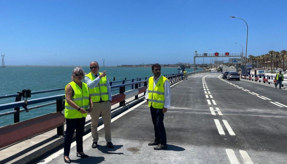 La subdelegada del Gobierno en Cádiz, Blanca Flores, durante una visita a los trabajos de reparación del puente León de Carranza en 2024.