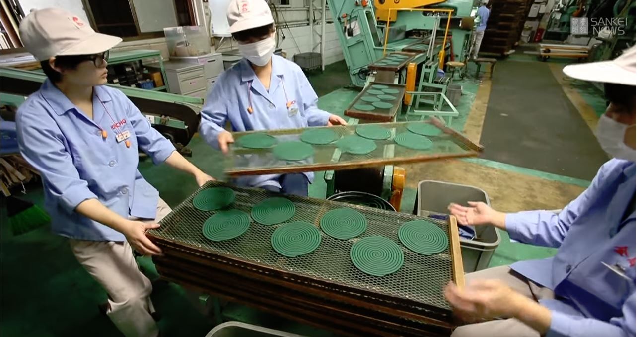 Una fábrica produciendo en Japón el Katori Senko.