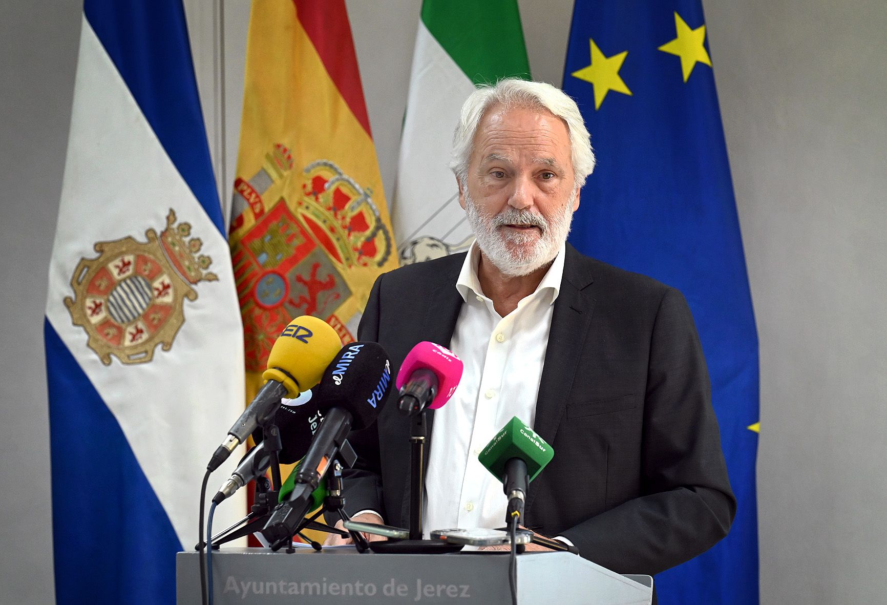 Protección paisajística de viñedos. Agustin Muñoz dando cuenta de los asuntos tratados en la junta de gobierno local.