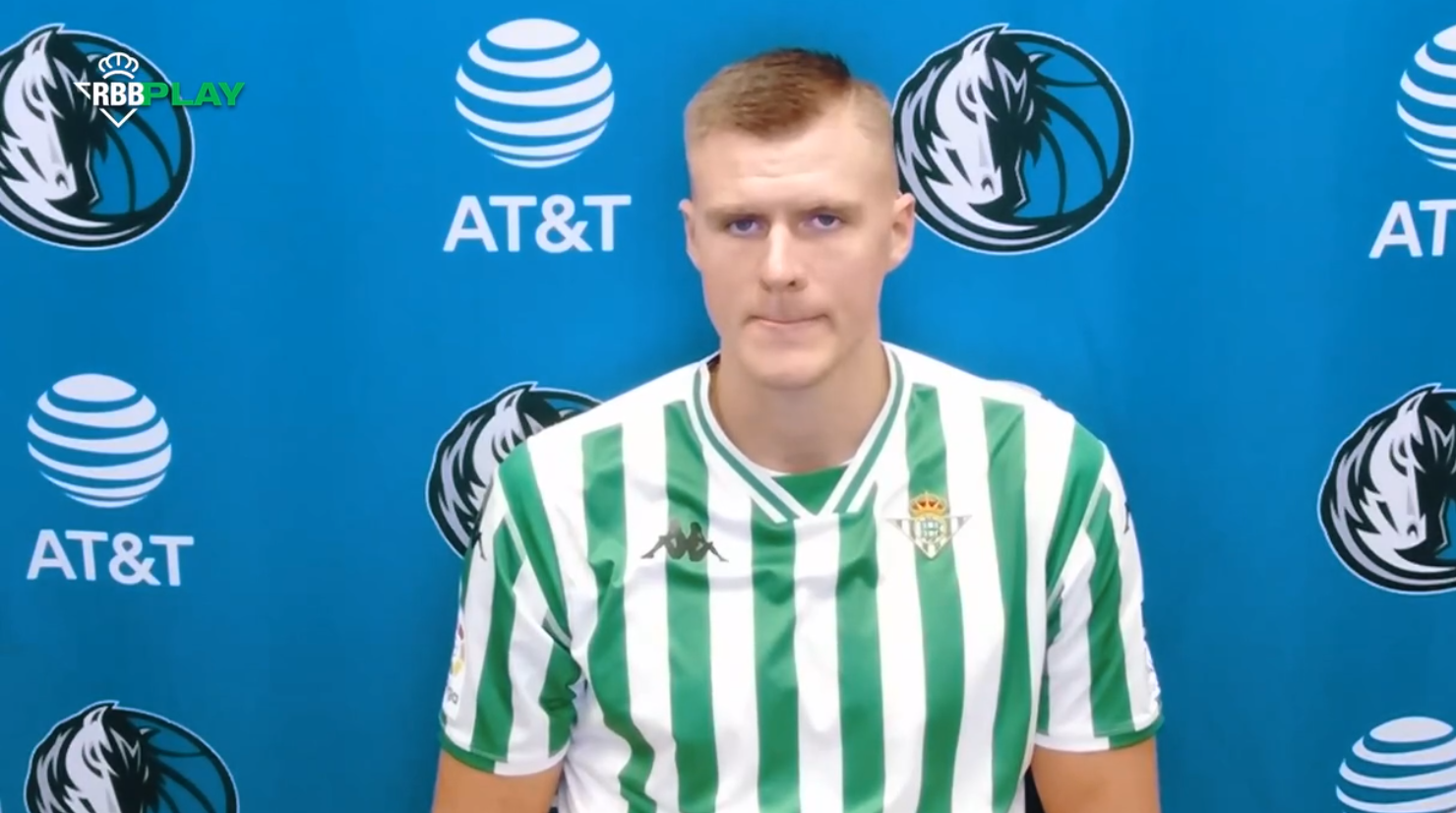 Porzingis, en una entrevista con la camiseta del Betis, en su época como jugador de Dallas, equipo al que ha vencido esta noche con Boston.