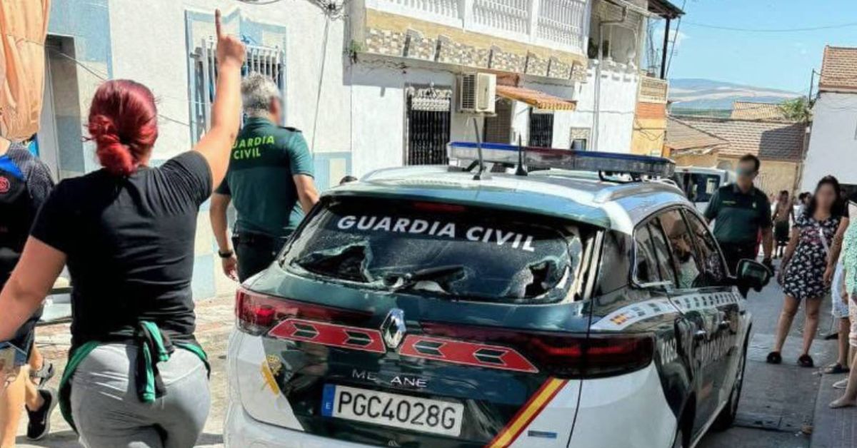 Destrozos en el coche patrulla de la Guardia Civil.