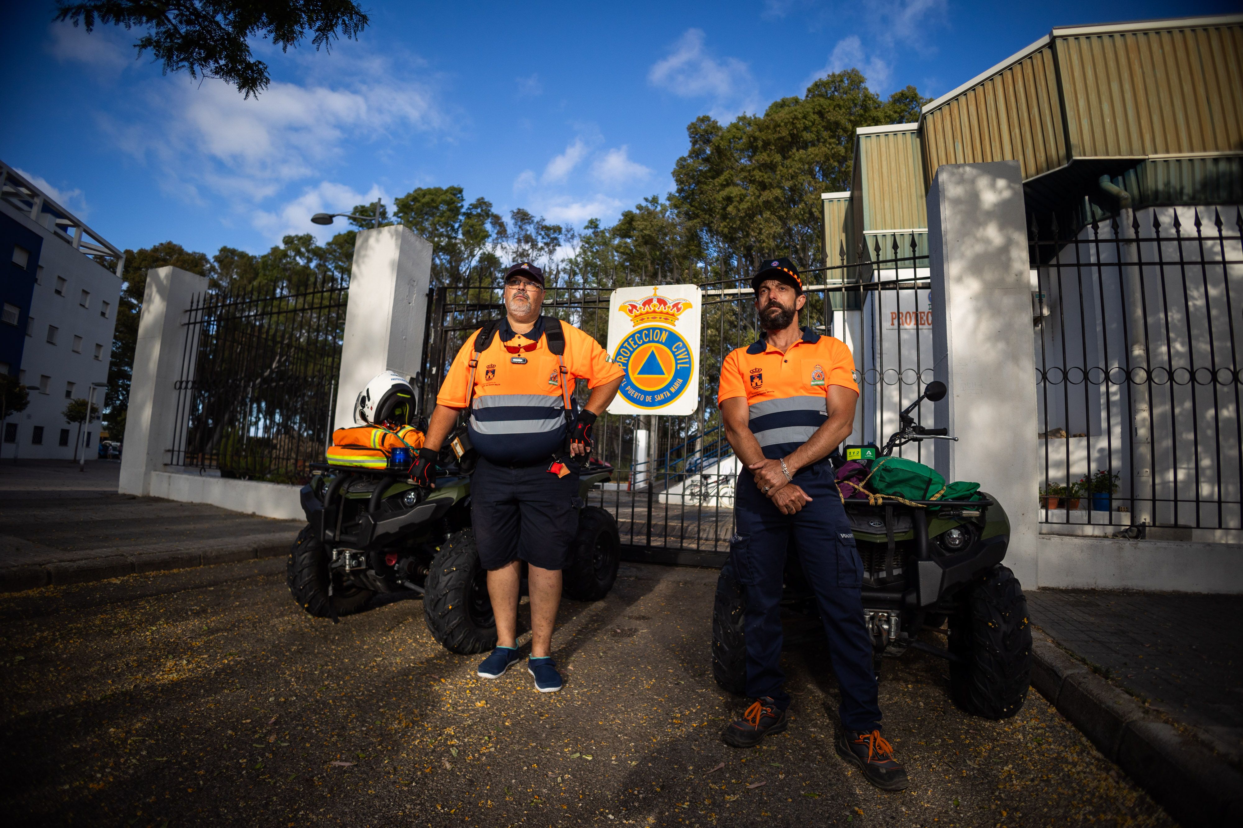 Juan Pablo Calafat y Jose María Alba, miembros de la Agrupación local de Protección Civil de El Puerto.