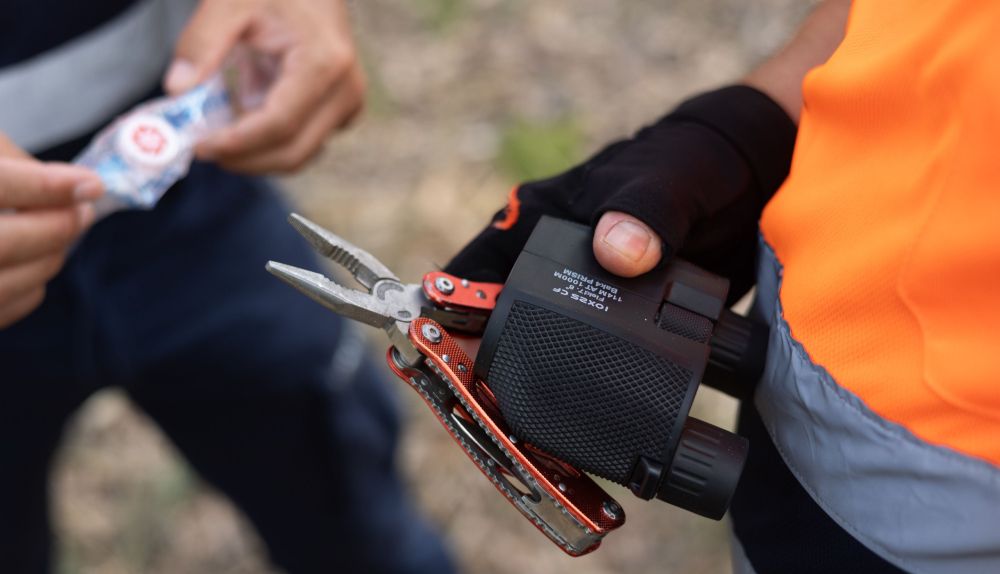 Los prismáticos, una de las herramientas que llevan.