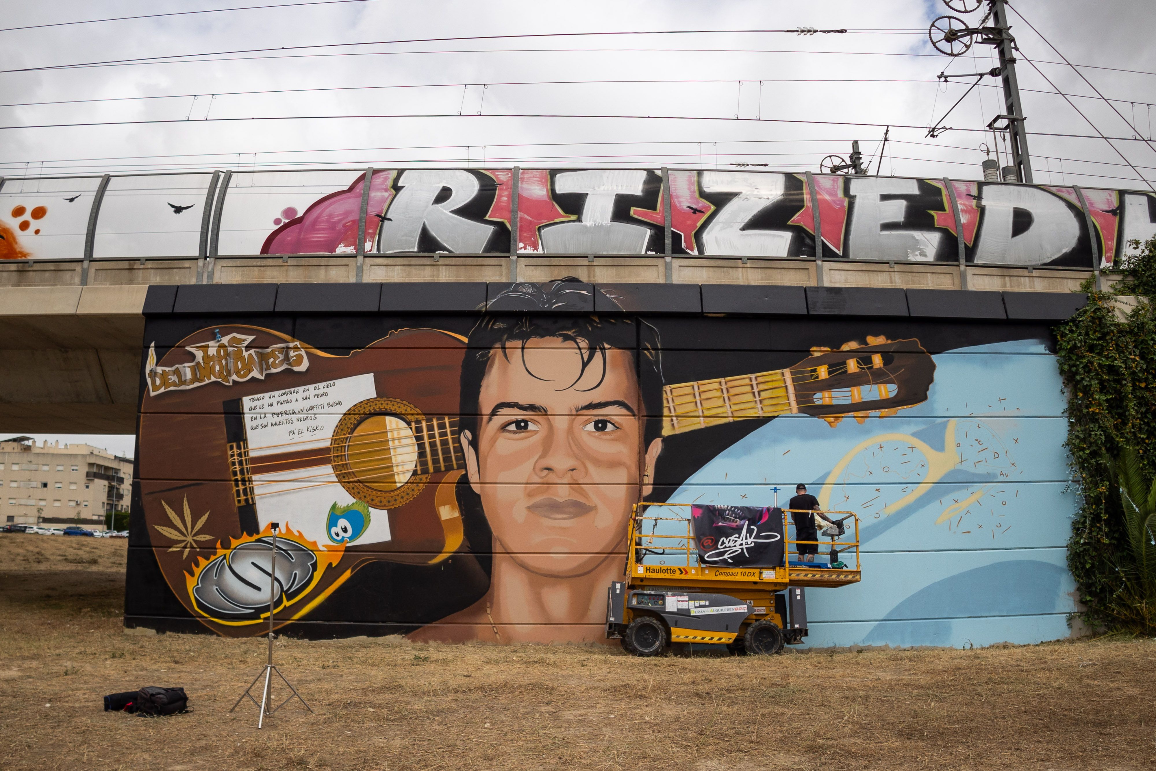 El grafiti de Migue Benítez, bajo las vías del tren por San José Obrero.