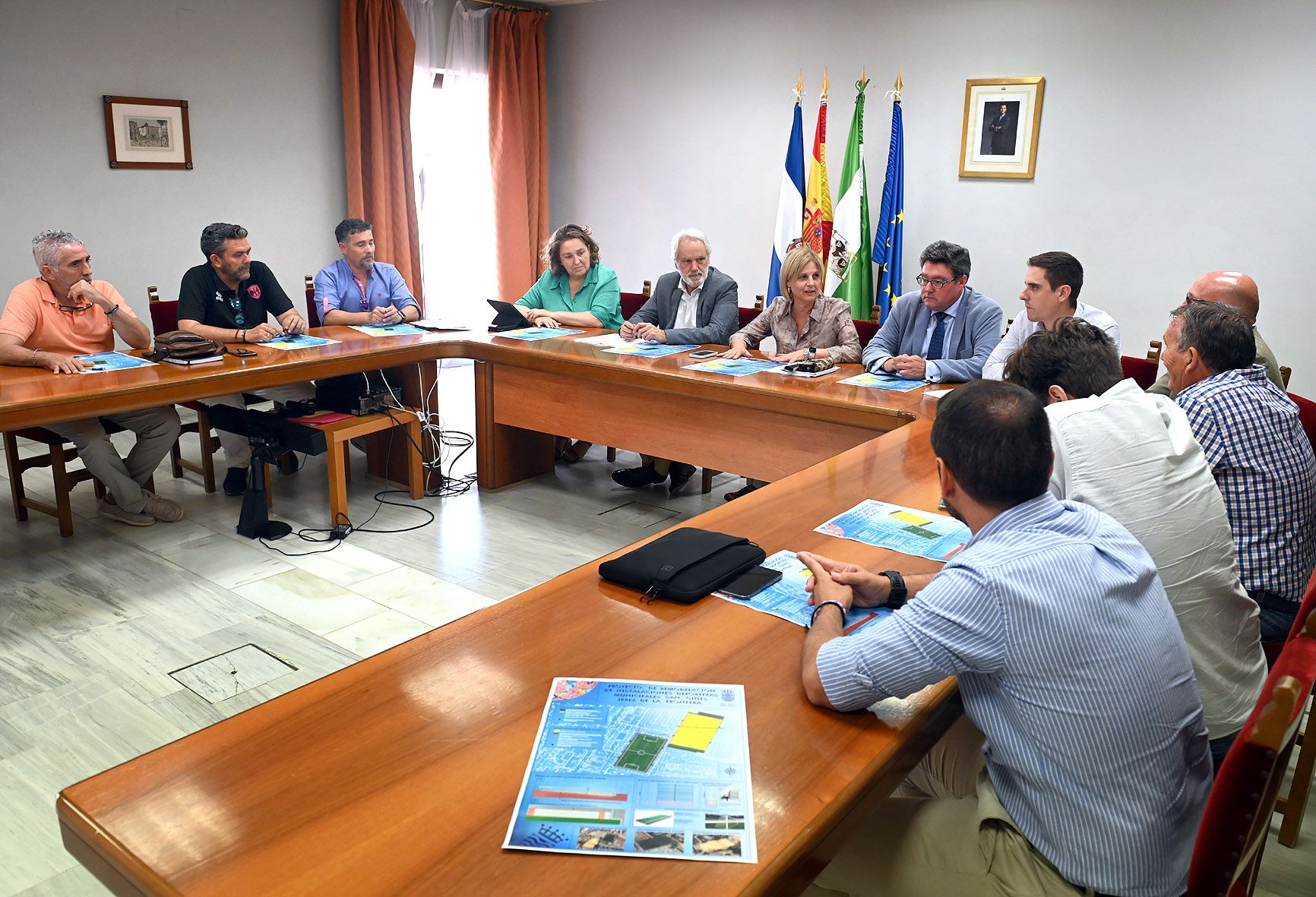 La alcaldesa en la reunión con representantes de San Ginés.