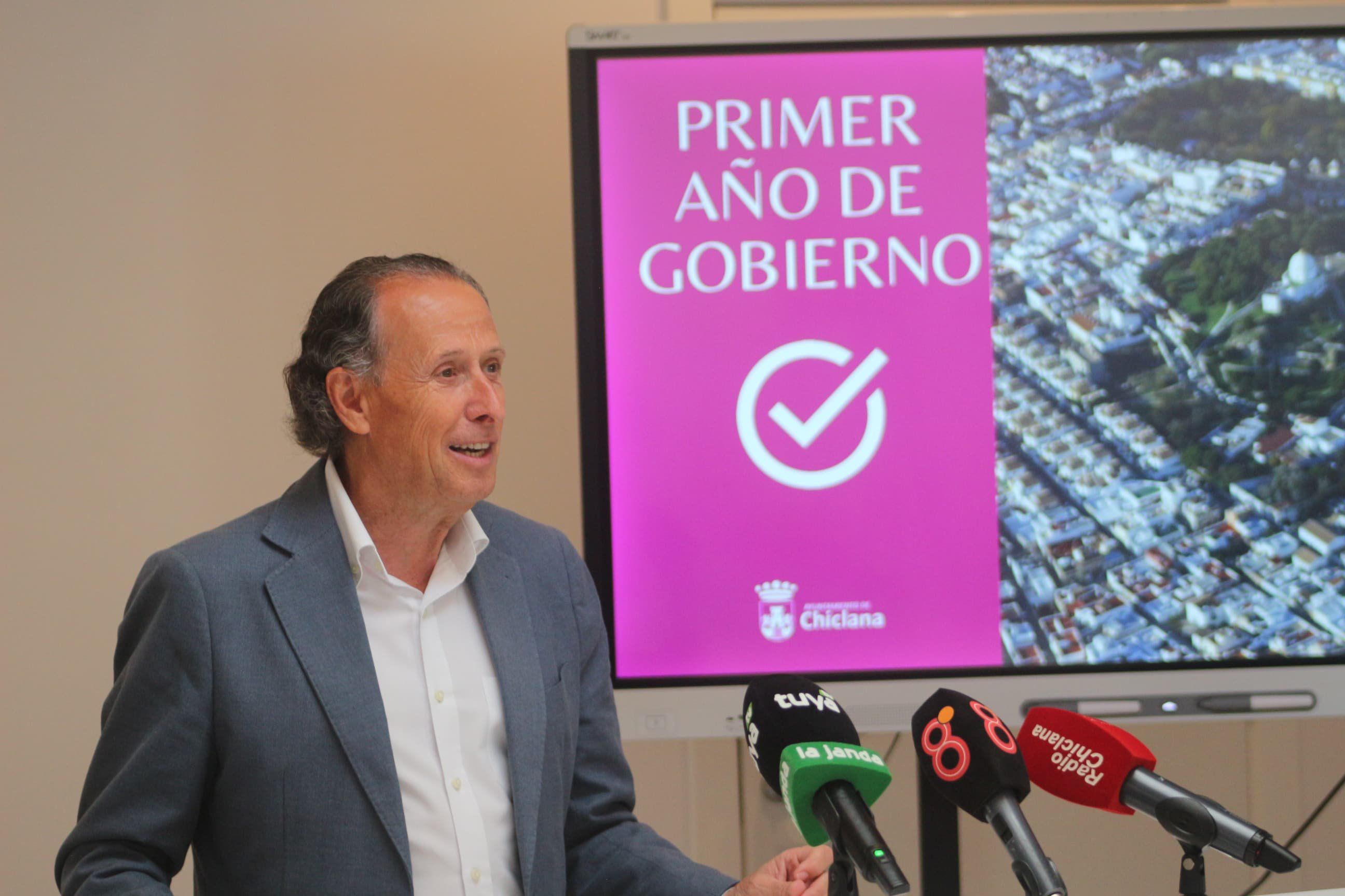 Román en la comparecencia por su primer año de mandato. Román en la comparecencia por su primer año de mandato.