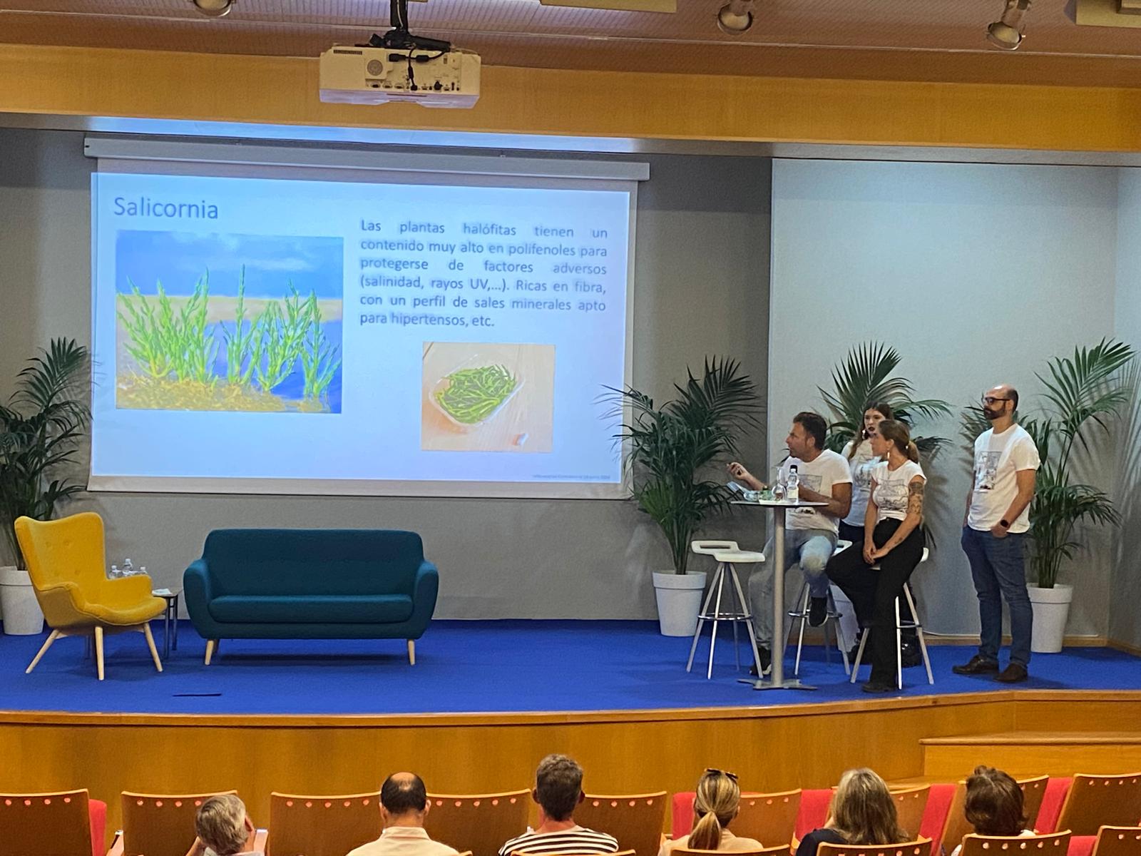 Zona Franca enseña el potencial creado en torno a Incubazul. Una startup durante la jornada.