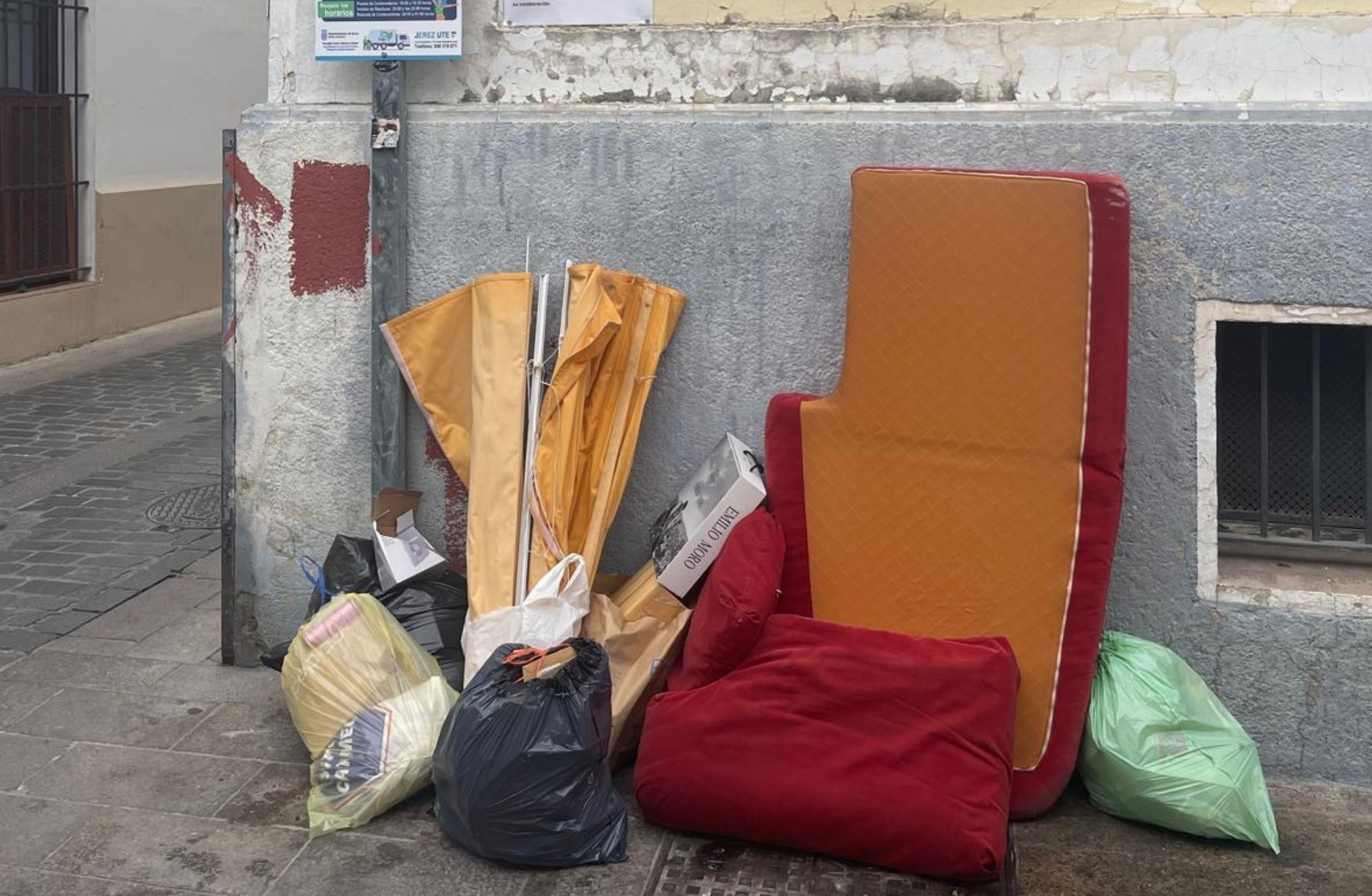 Basura amontonada en la calle Bizcocheros, en el centro de Jerez.