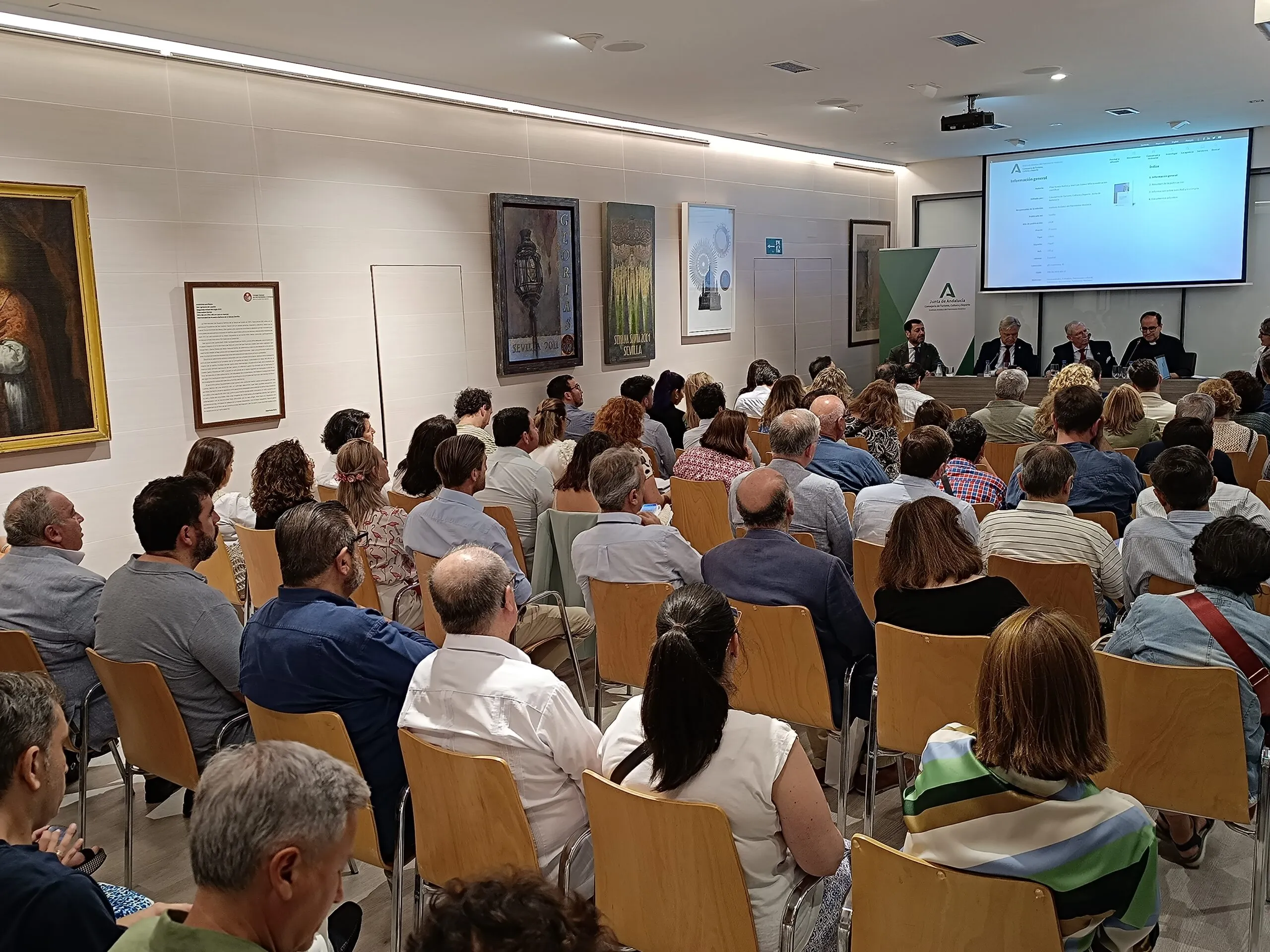 El salón de actos del Consejo durante la presentación de la guía.