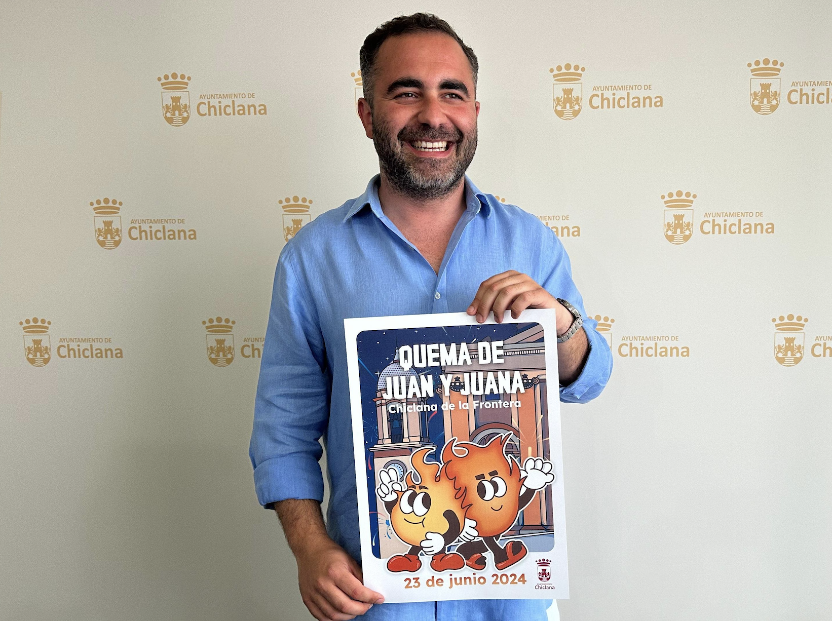 El delegado de Fiestas con el cartel del concurso. 