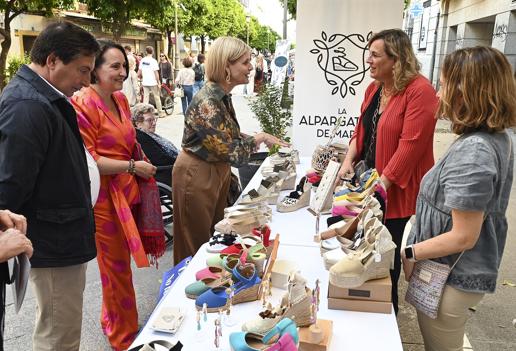 La alcaldesa y delegados, durante el 'Jerez Primavera Street Market'.