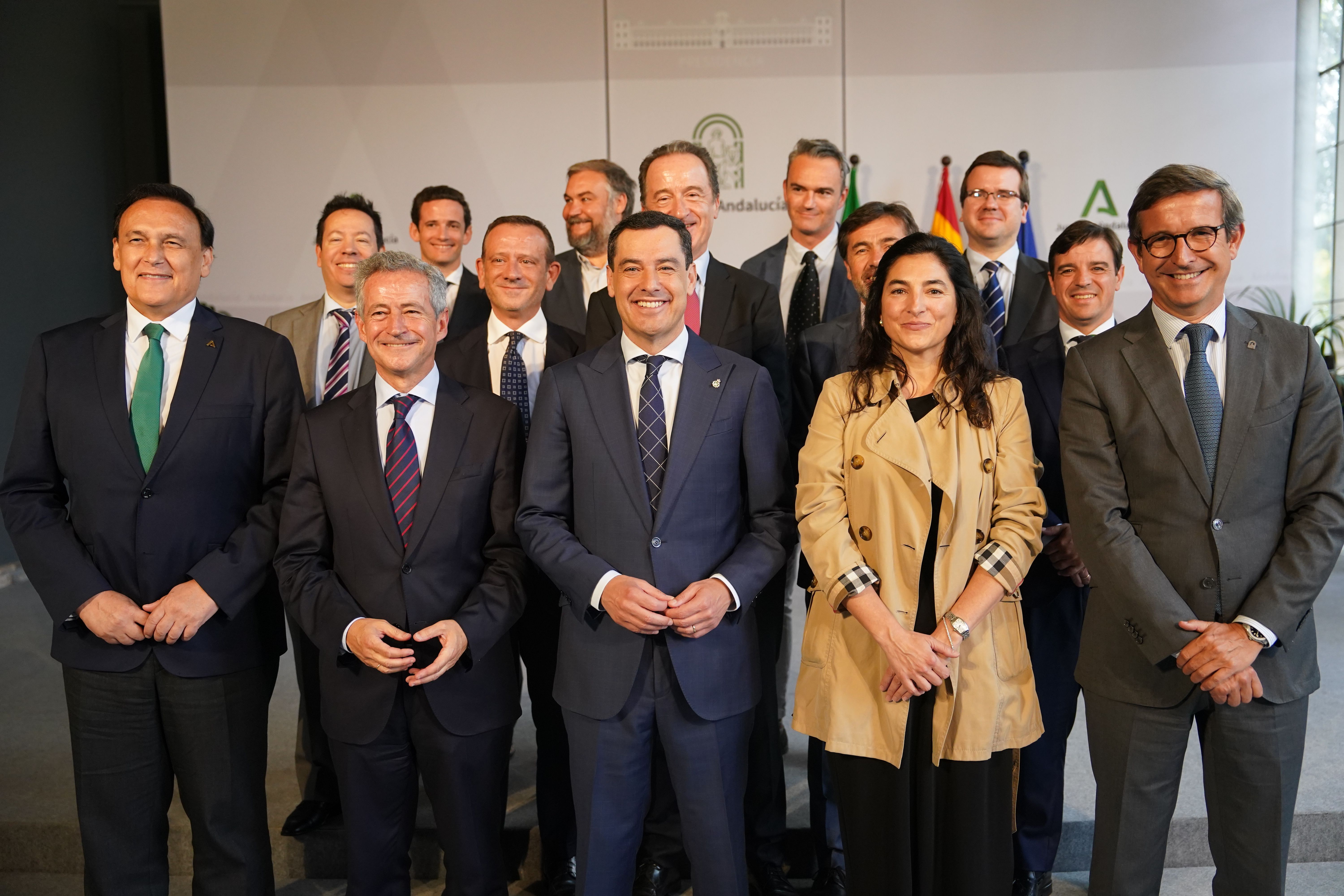 Juanma Moreno, presidente de la Junta, con los representantes del clúster espacial andaluz.
