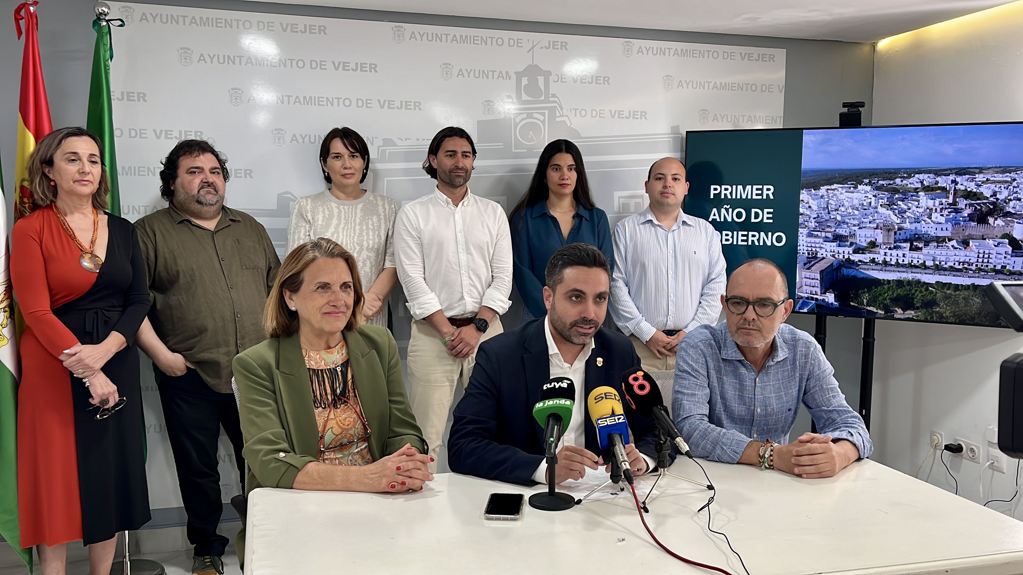 El alcalde durante su comparecencia acompañado de su equipo de gobierno. 