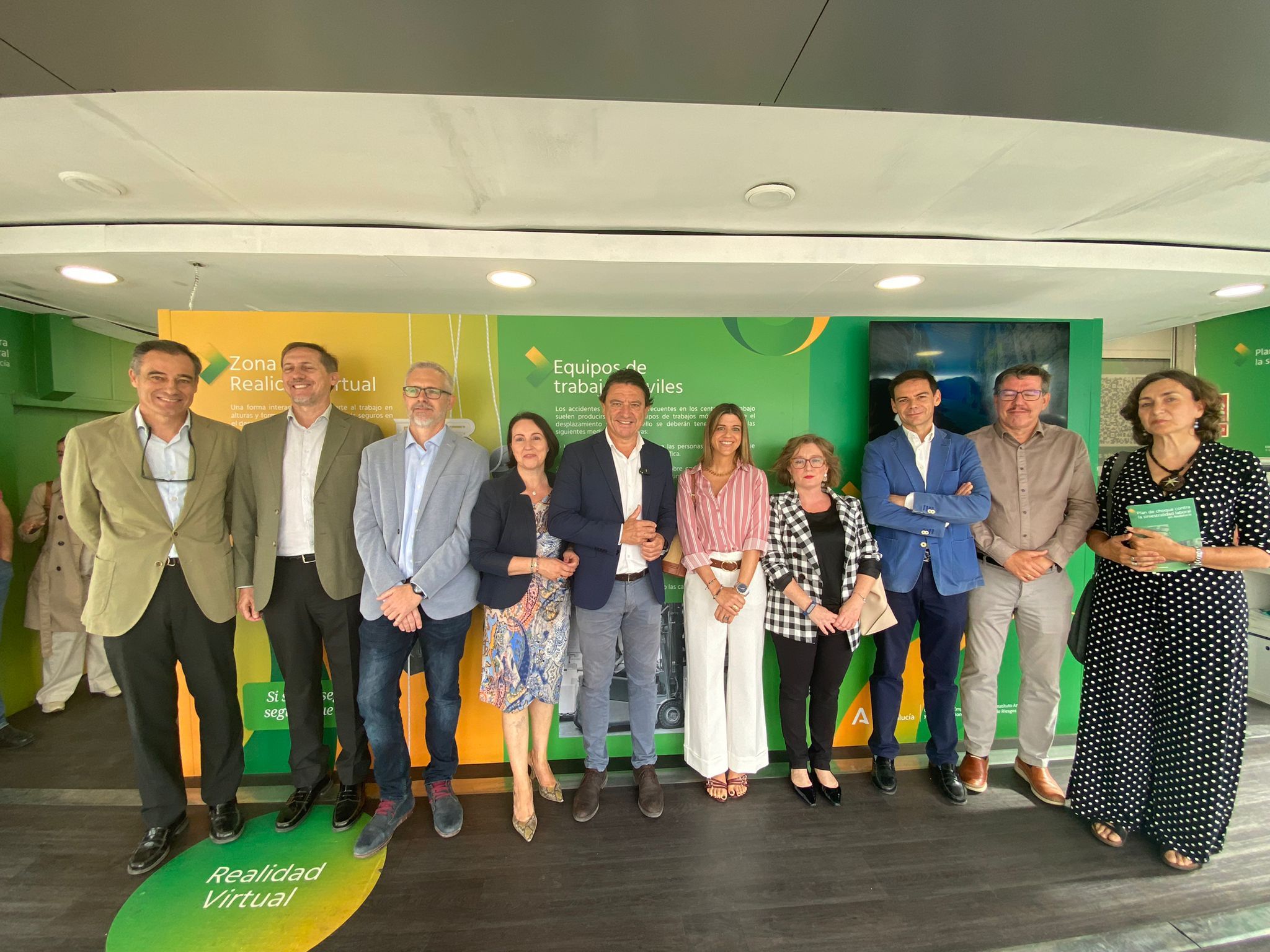 El delegado y técnicos que forman parte de la dotación de la unidad móvil.