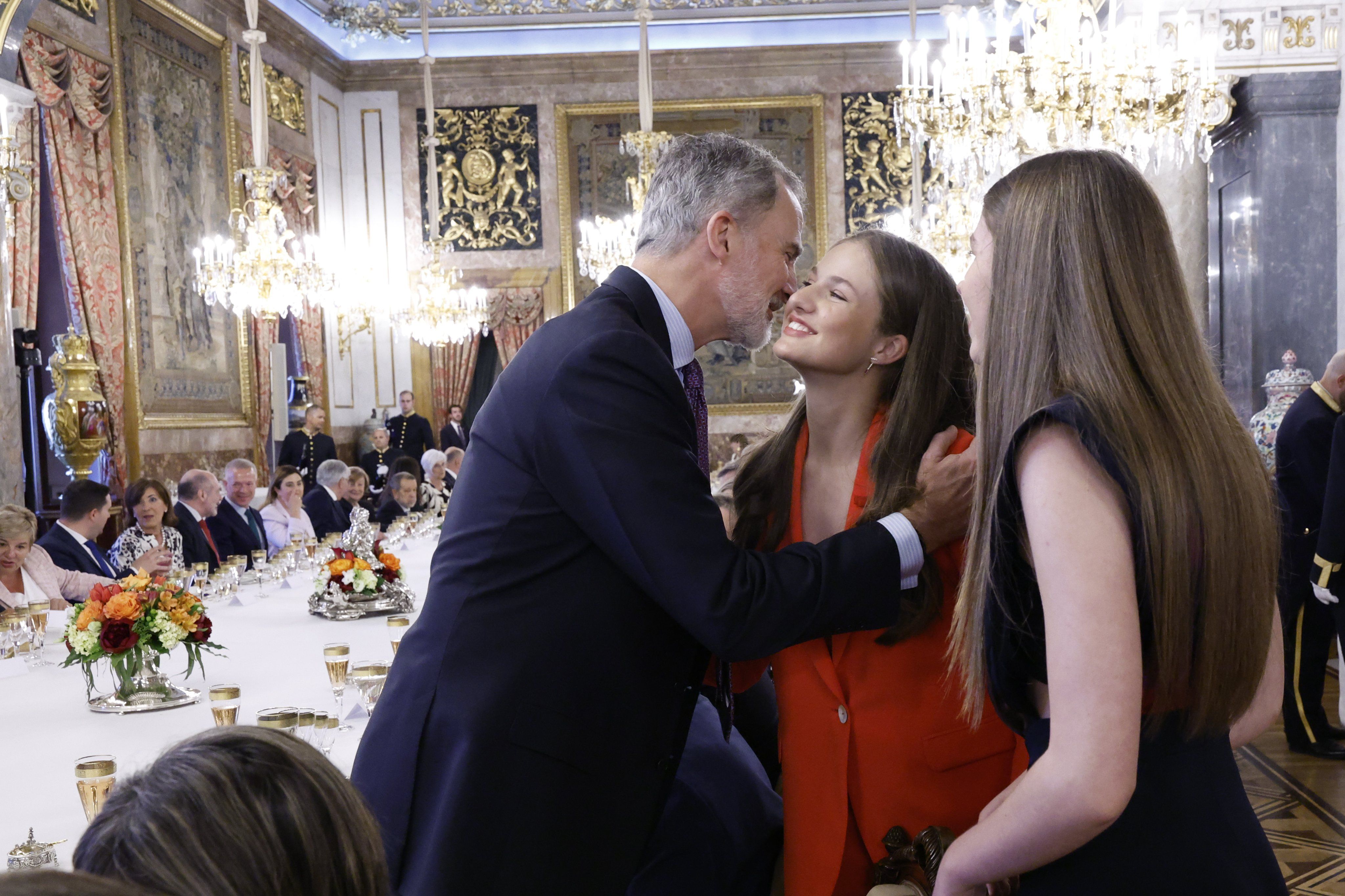 El rey Felipe VI, junto a sus hijas, tras la sorpresa recibida.