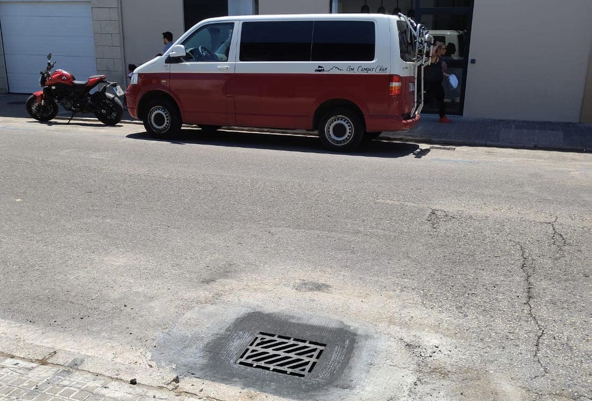 Uno de los imbornales de la calle Zaragoza de Jerez, recrecidos para evitar sustos con el coche.