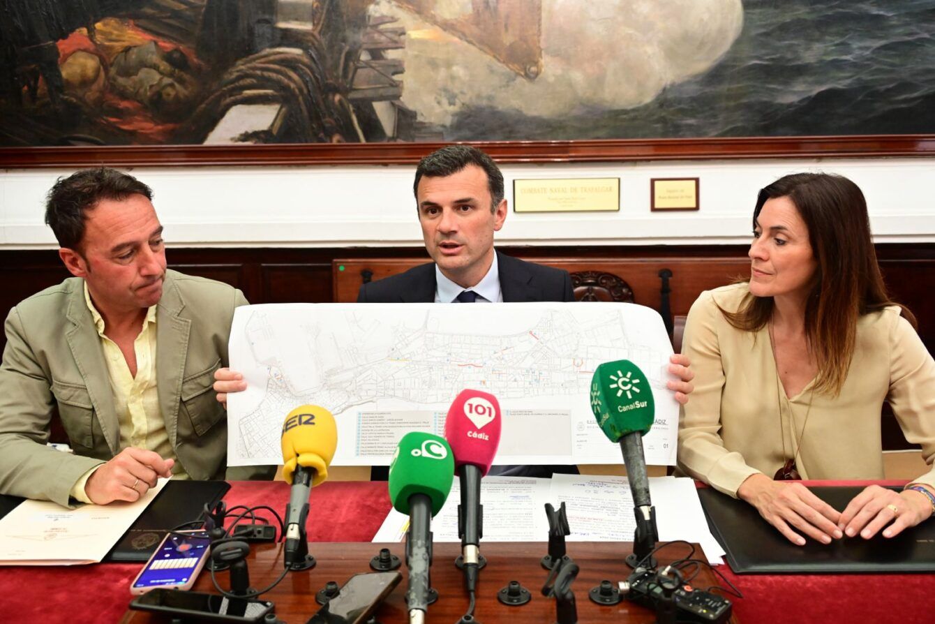El alcalde de Cádiz mostrando el plano con las calles que se asfaltarán. 