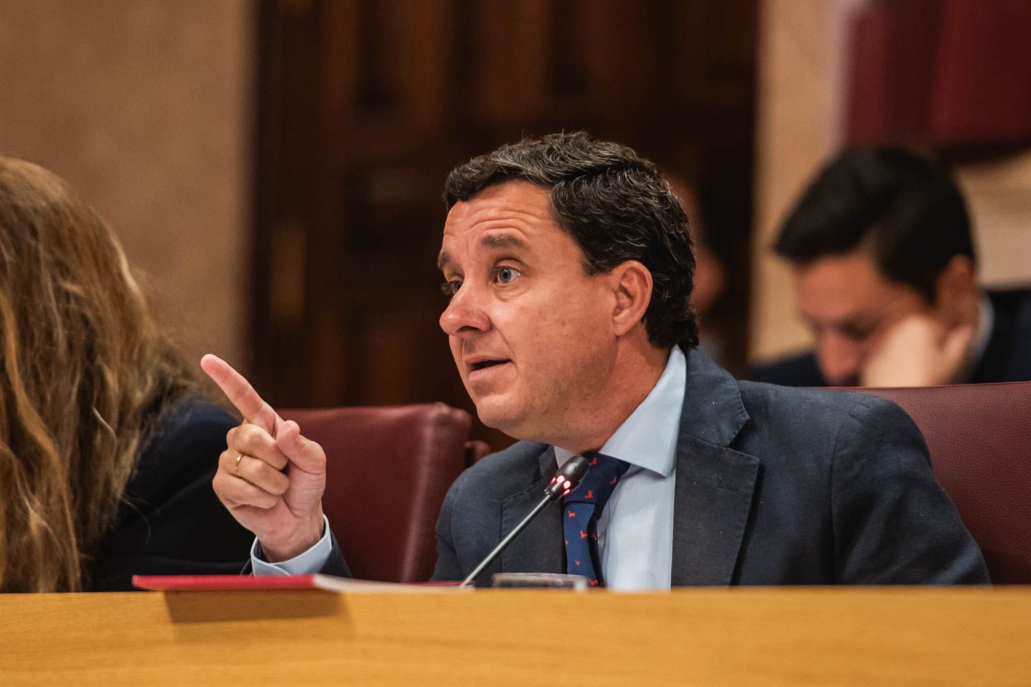 Juan de la Rosa, delegado de Urbanismo de Sevilla, en un pleno.