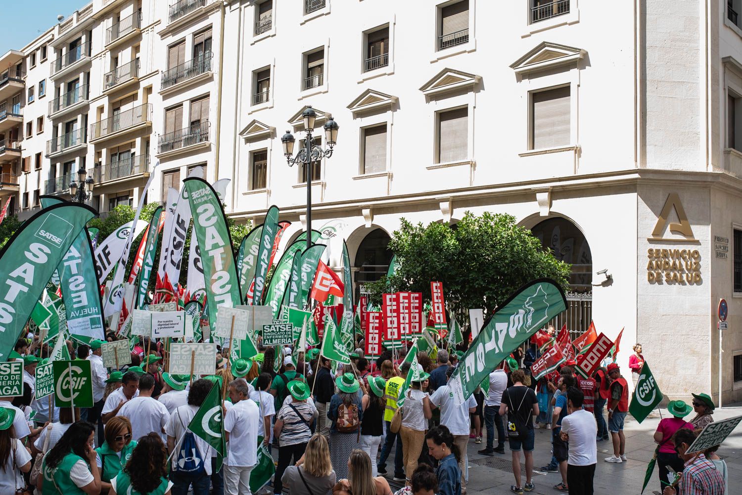 Un momento de la concentración convocada por los sindicatos a las puertas de la sede del SAS, en Sevilla.