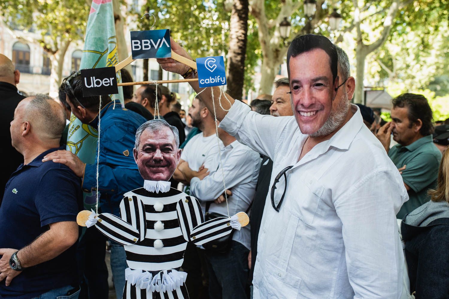 Un taxista, en las protestas este jueves ante el Ayuntamiento de Sevilla.