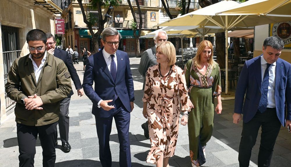 Alcaldesa   Consejero Industria   Plug and Play   01