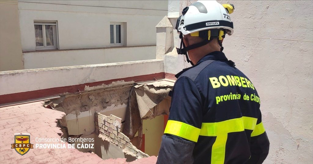 Un momento de la actuación de los bomberos en la vivienda en Cádiz.