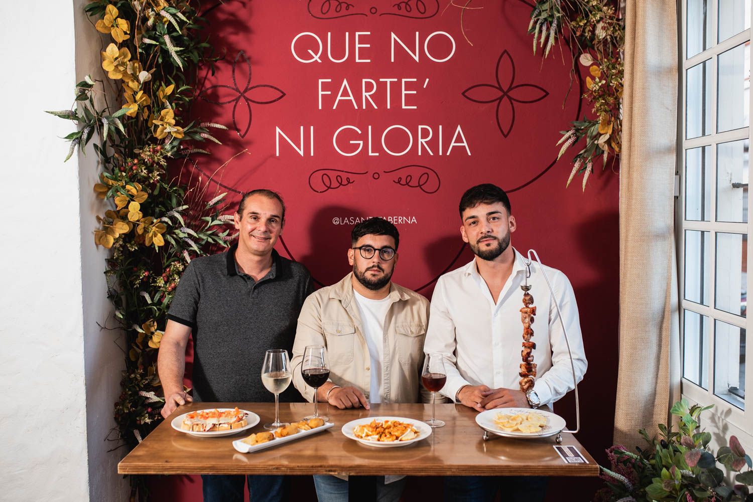 De izquierda a derecha, Andrés Fernández, jefe de sala de La Santa Taberna; Guillermo López, responsable; y el palaciego Carlos Parejo.
