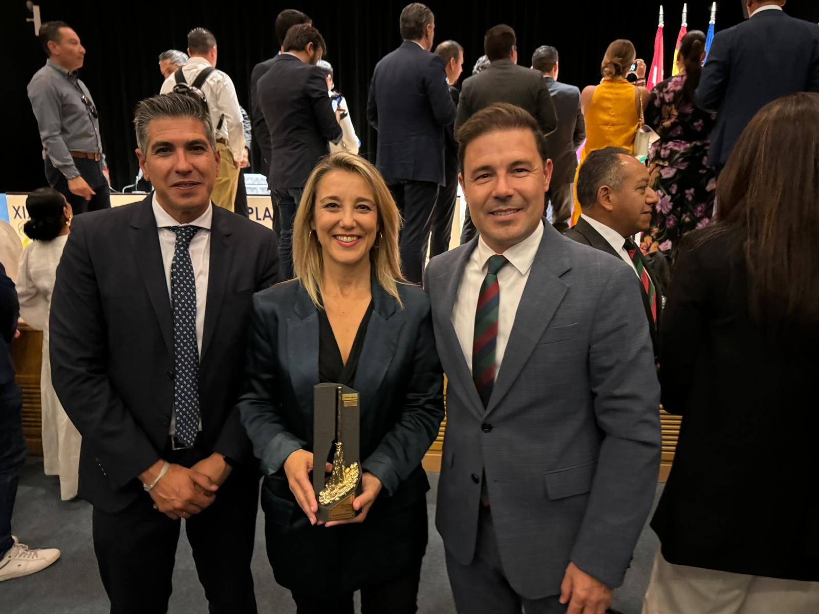 La alcaldesa junto a responsables de Aira tras recoger la Escoba de Oro.