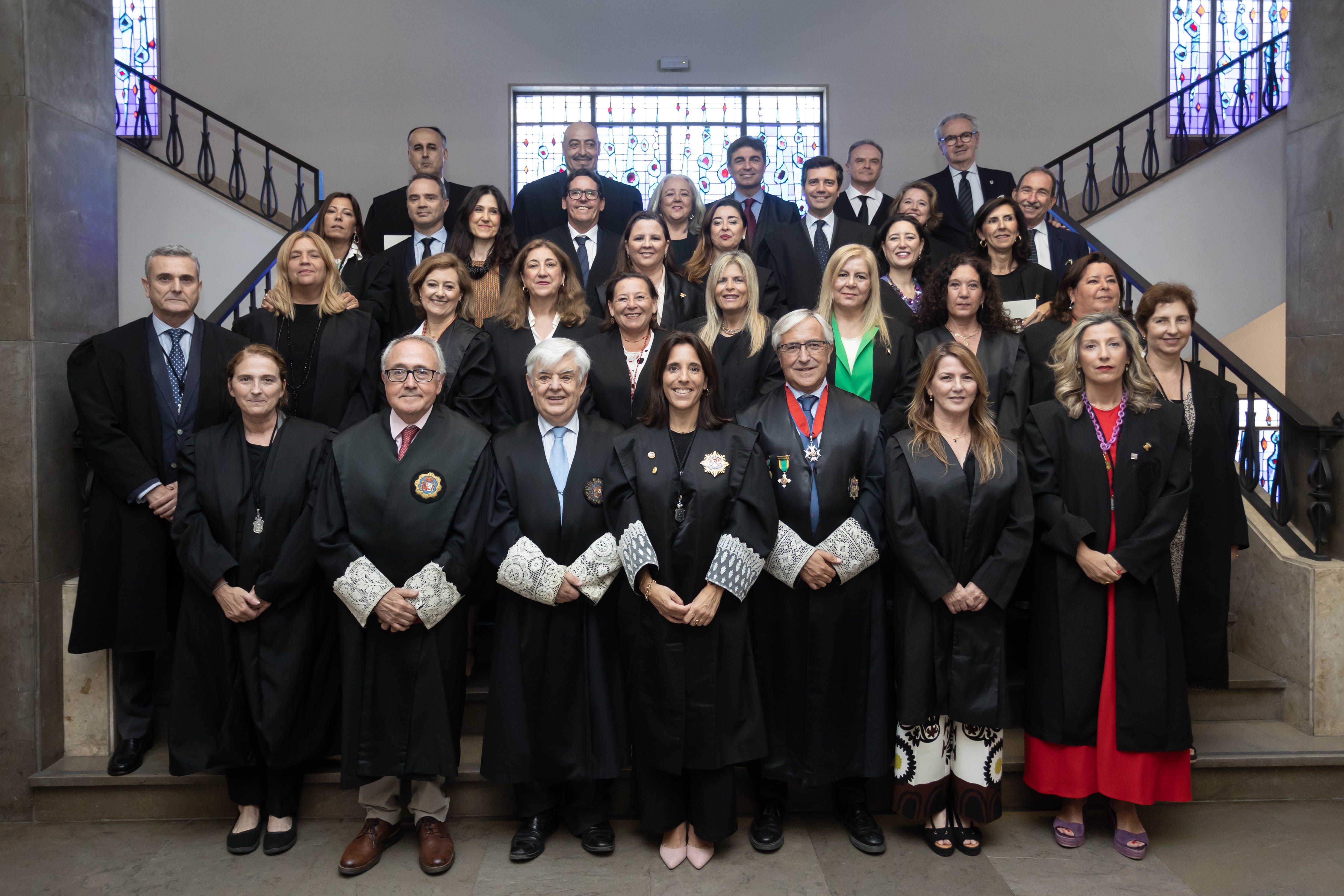 Foto de familia con todos los procuradores homenajeados.