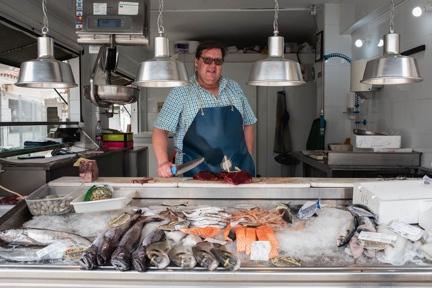 Manolo Bizcocho, el último pescadero de la Plaza de Abastos de Coria del Río.