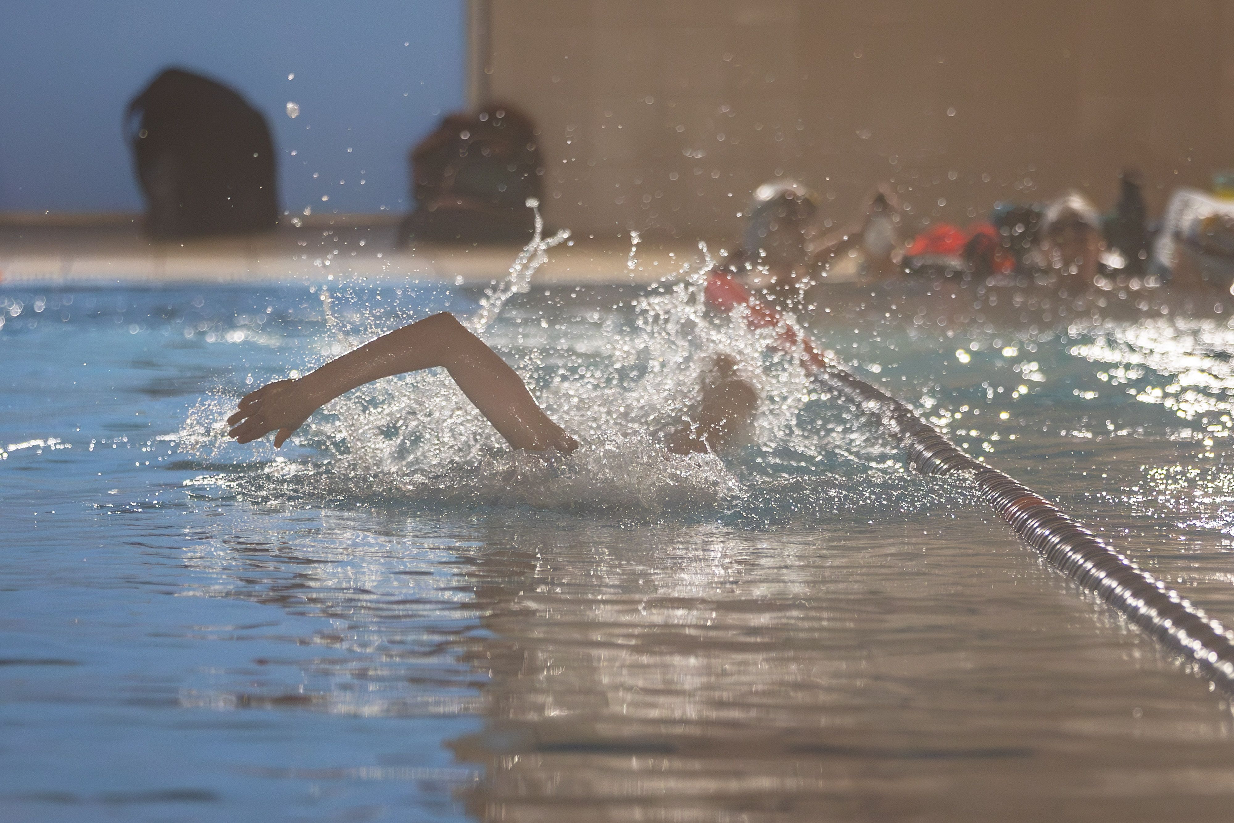 Una persona se baña en una piscina de Jerez, en una imagen reciente.