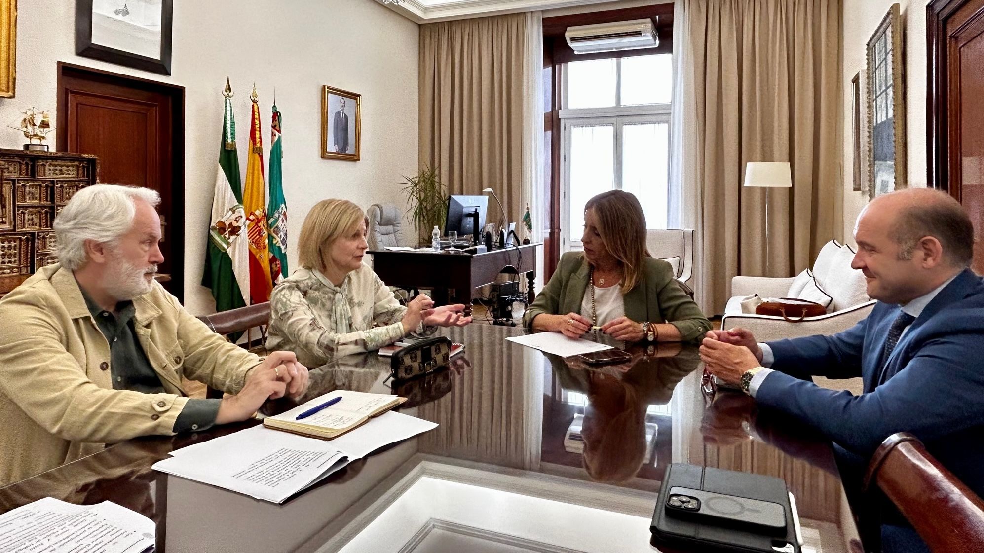 La alcaldesa de Jerez, María José García-Pelayo, y la presidenta de Diputación, Almudena Martínez. 