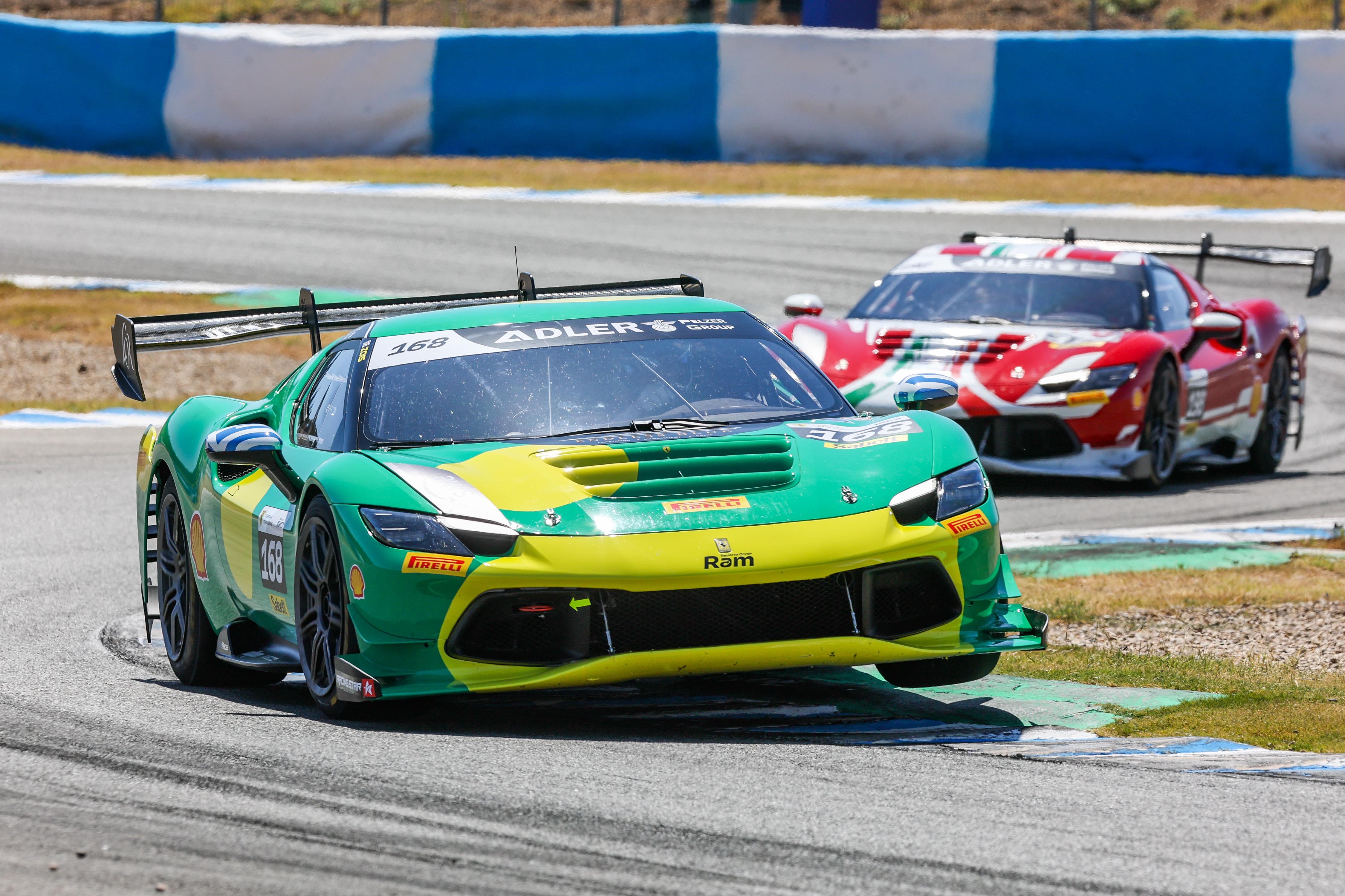 Dos ferraris en una de las carreras en el Circuito de Jerez.