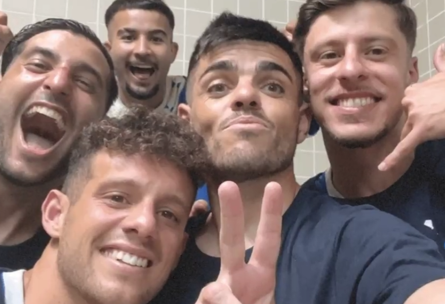 Una imagen subida por Carri en el vestuario del Xerez DFC, tras lograr el ascenso. Una imagen subida por Carri en el vestuario del Xerez DFC, tras lograr el ascenso.