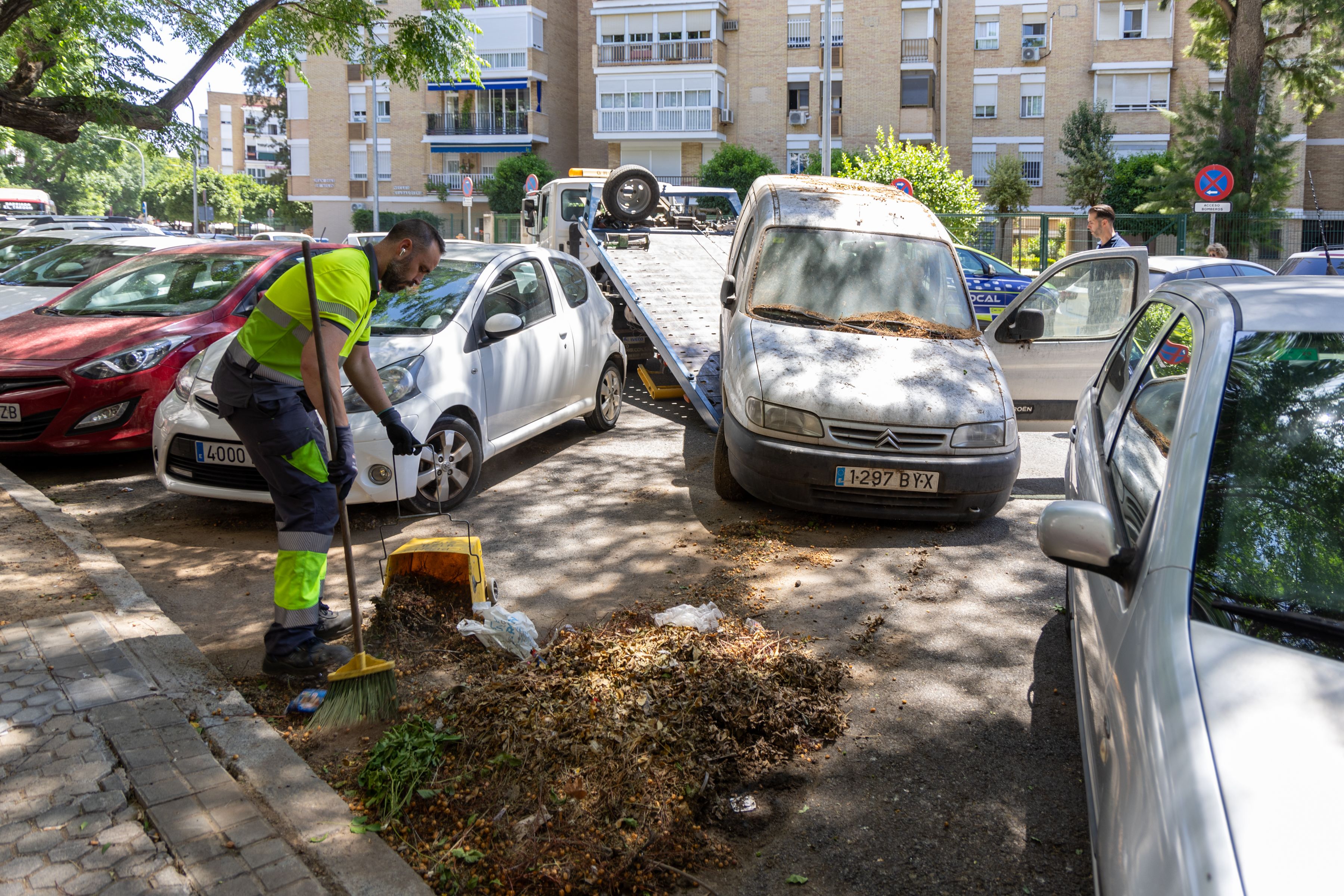 La retirada de un vehículo en Sevilla.