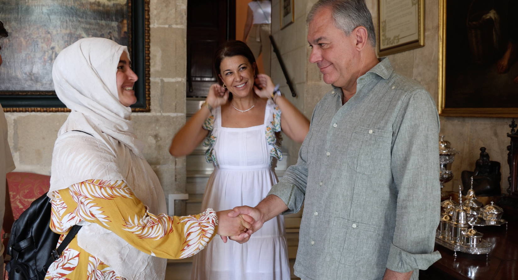 La madre de la familia rescatada en el terremoto, en la visita al Ayuntamiento de Sevilla, este domingo.