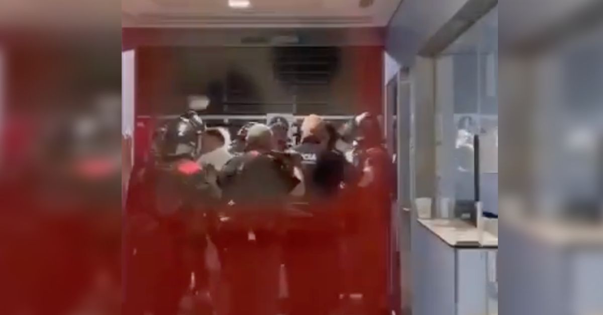 Carga policial ante el intento de entrar en el hospital donde habían sido ingresados los heridos.