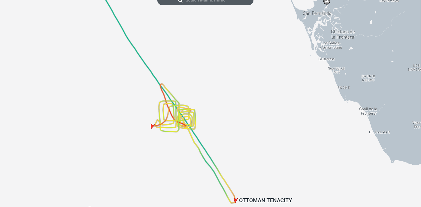 El mapa de Marine Traffic del buque del que ha caído el marinero: abajo, cuando viró a las 19:30; arriba, el punto donde buscan frente a Chiclana.
