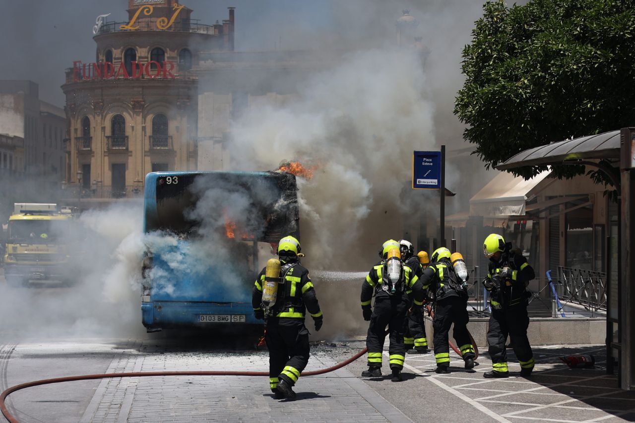 El autobús ardiendo en el centro de Jerez. El autobús ardiendo en el centro de Jerez.