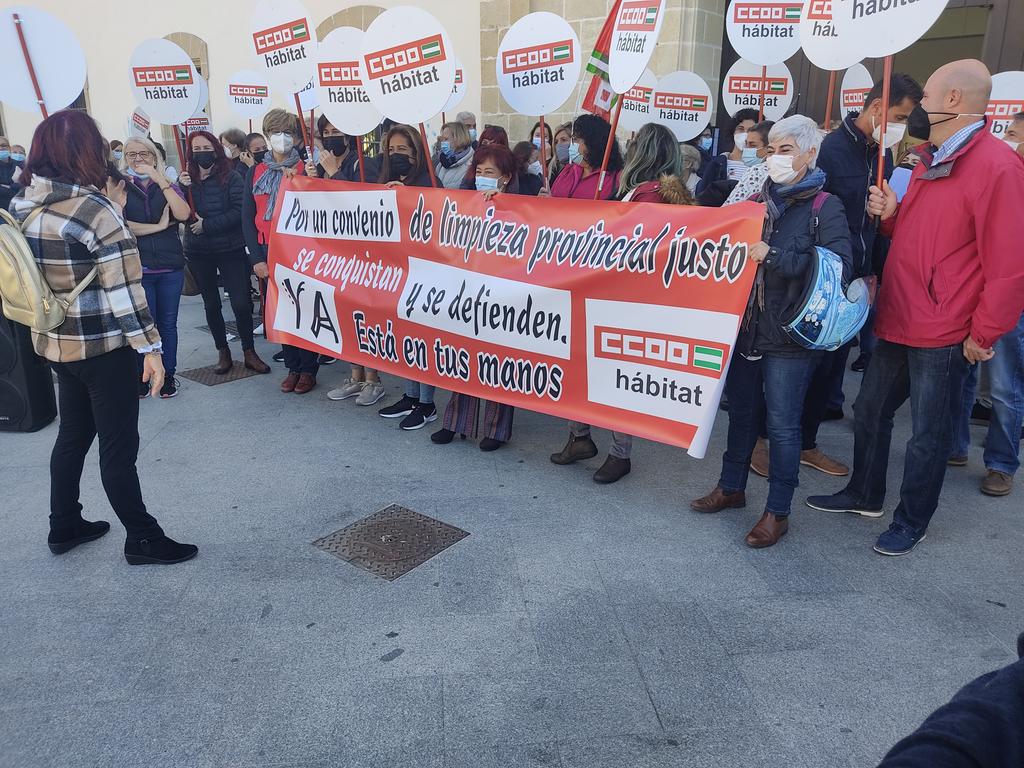 Una concentración de CCOO Hábitat Cádiz, en imagen de archivo. Una concentración de CCOO Hábitat Cádiz, en imagen de archivo.