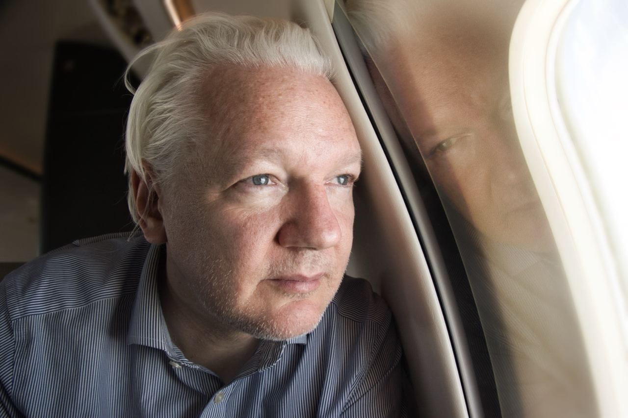 Julian Assange, en un avión rumbo a las Islas Marianas. Julian Assange, en un avión rumbo a las Islas Marianas.