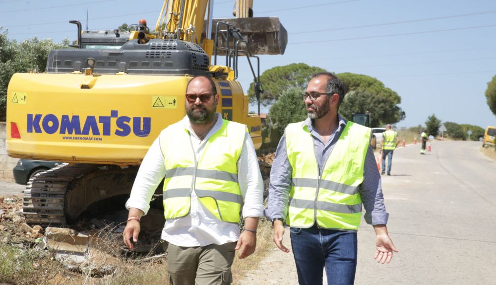 El diputado Javier Bello revisando el estado de las obras.