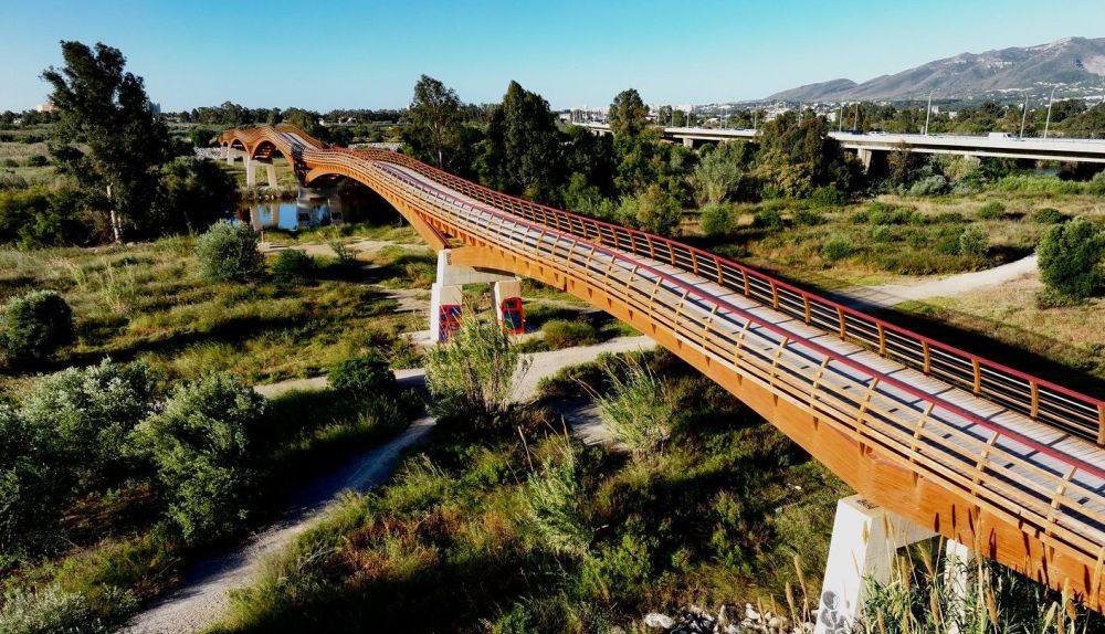 Pasarela peatonal sobre la desembocadura del río Guadalhorce en Málaga.