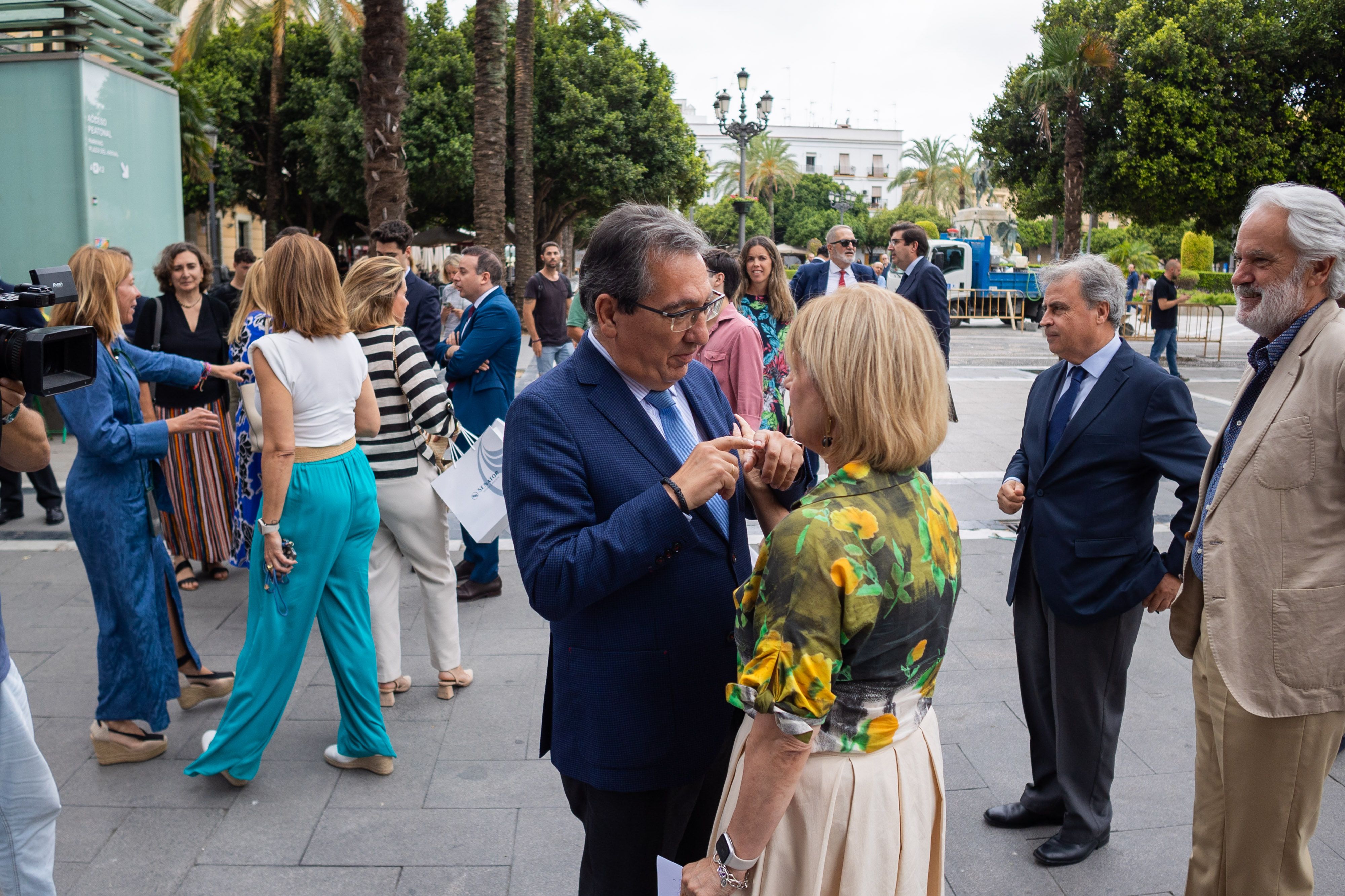 Antonio Pulido, presidente de la Fundación Cajasol, conversa con la alcaldesa de Jerez, en la presentación del proyecto hotelero del Arenal.