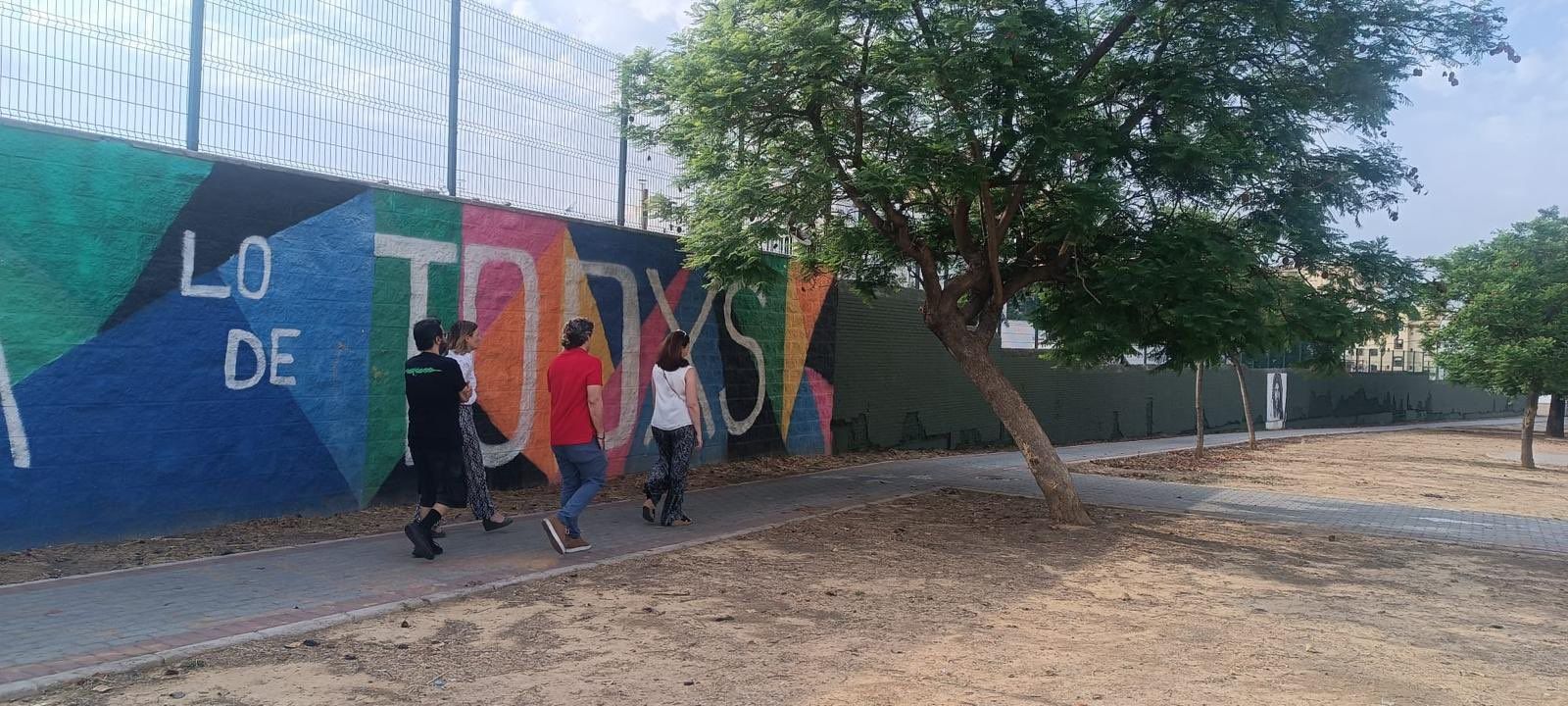 El muro del instituto que fue eliminado casi al completo, durante la visita de la delegada Blanca Gastalver. El muro del instituto que fue eliminado casi al completo, durante la visita de la delegada Blanca Gastalver.