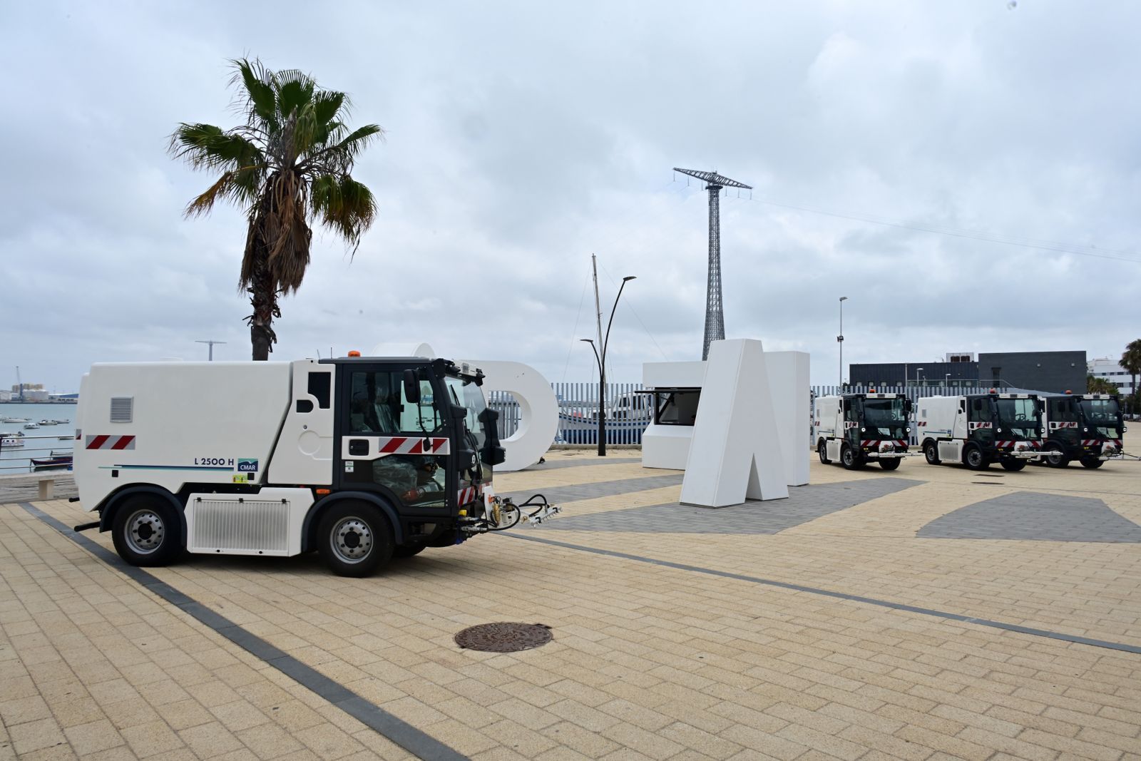 Las baldeadoras que entran en servicio en las playas de Cádiz.