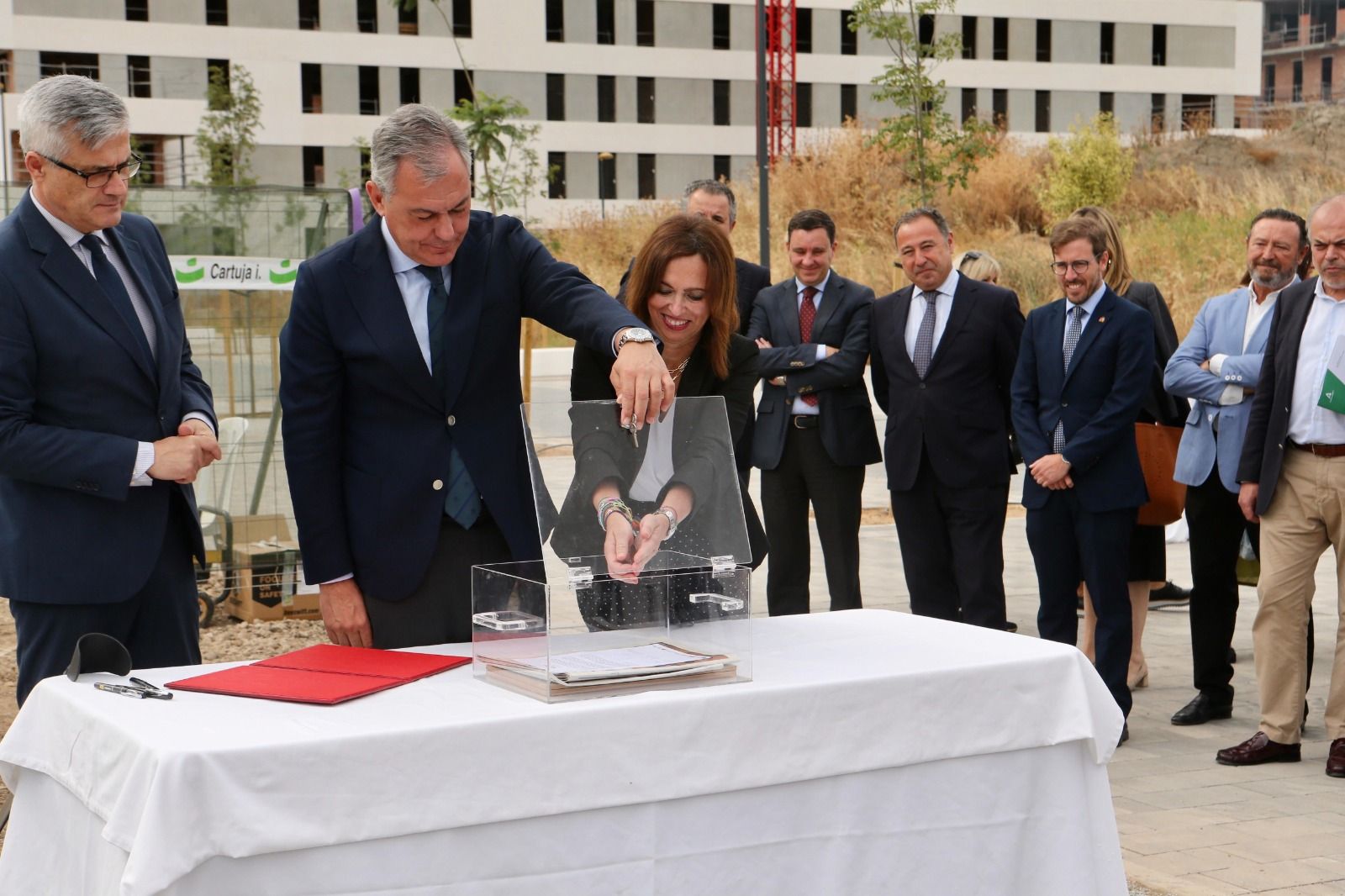 La consejera y el alcalde de Sevilla en la colocación de la primera piedra.