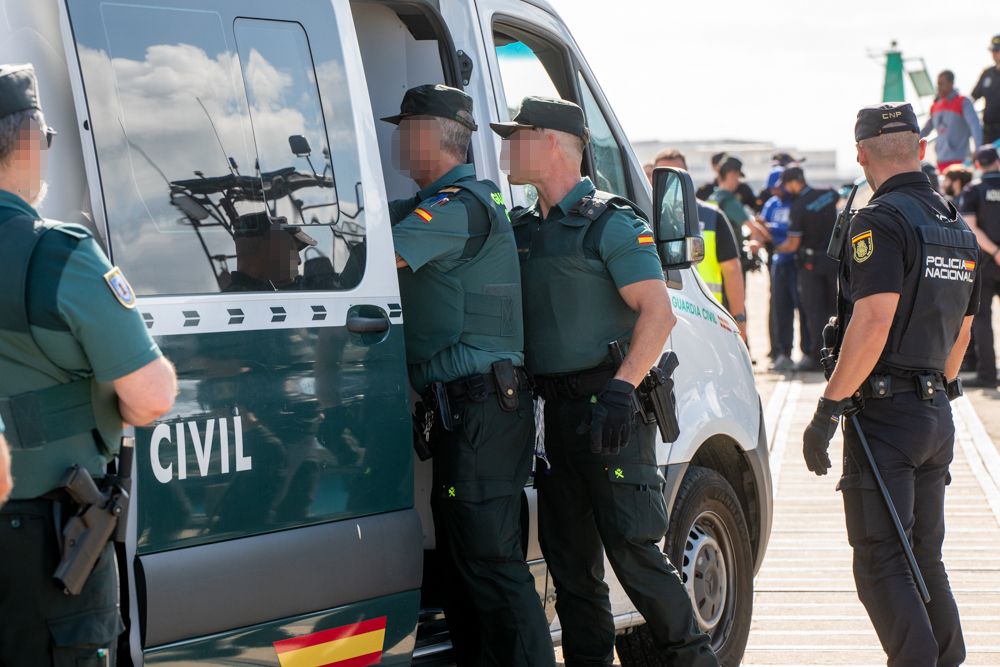 Agentes de la Guardia Civil tras una operación reciente contra el narcotráfico en Cádiz.