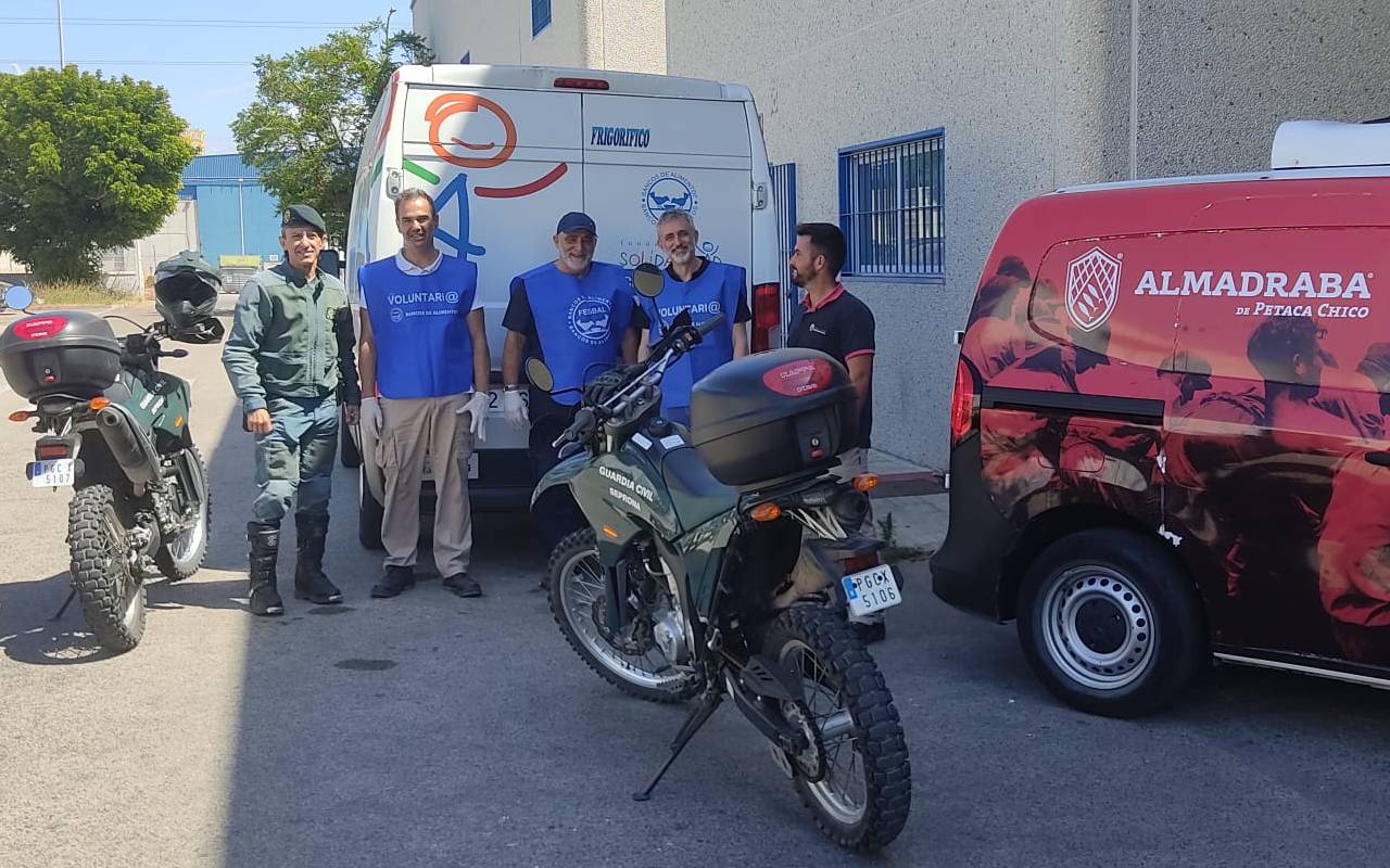 Un momento de la donación de los ejemplares de atún intervenidos.